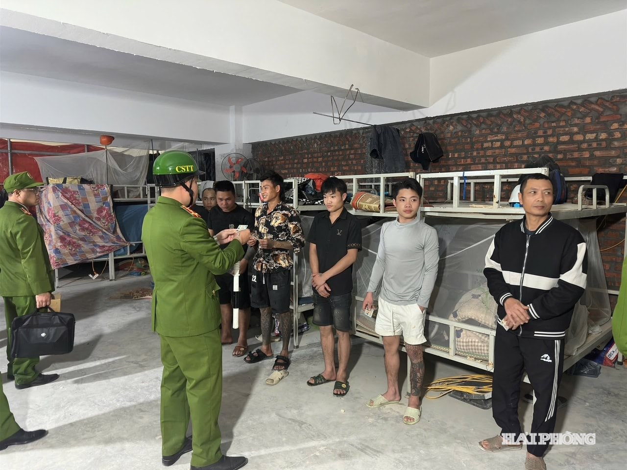 don-cong-an-trang-due.jpg