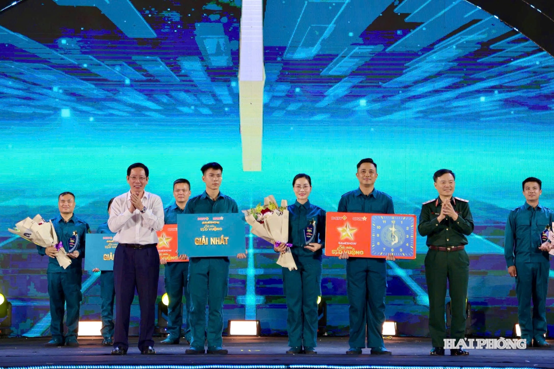  Các đồng chí: Trung tướng Lương Văn Kiệm, Tư lệnh Quân khu Ba; Vũ Tiến Phụng, Ủy viên Ban Thường vụ Thành ủy, Phó Chủ tịch UBND thành phố trao giải nhất tặng Đội Đất Cảng anh hùng.