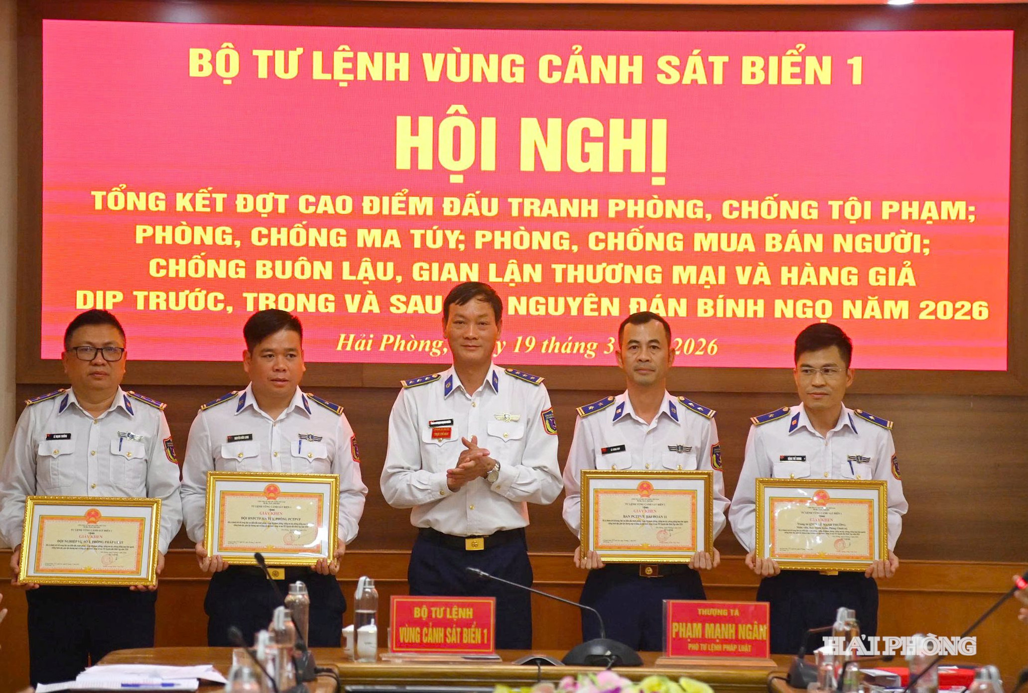 Thượng tá Phạm Mạnh Ngân trao thưởng cho các tập thể, cá nhân đạt thành tích tốt trong thực hiện đợt cao điểm