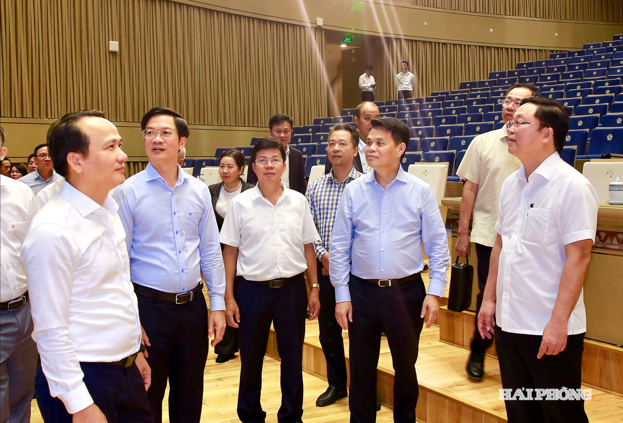 Đồng chí Lê Ngọc Châu, Uỷ viên Trung ương Đảng, Phó bí thư Thành uỷ, Chủ tịch UBND thành phố tiếp Đoàn công tác Ban Thường vụ Thành uỷ Đà Nẵng tham quan Trung tâm hội nghị-biểu diễn thành phố