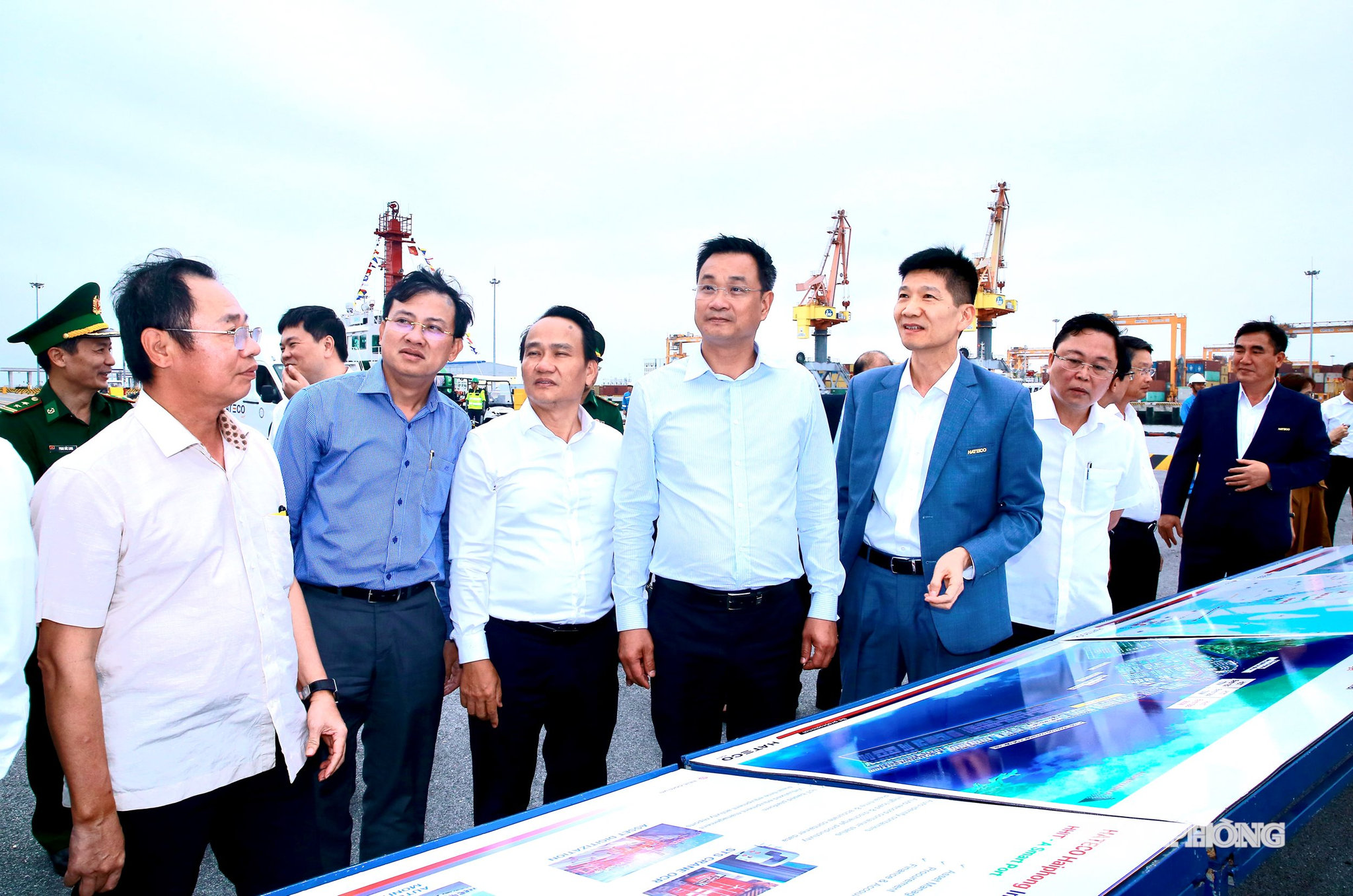 Đồng vhis Lê Ngọc Quang, Uỷ viên Trung ương Đảng, Bí thư Thành uỷ Đà Nẵng cùng đoàn công tác thăm Cảng công ten nơ Hateco