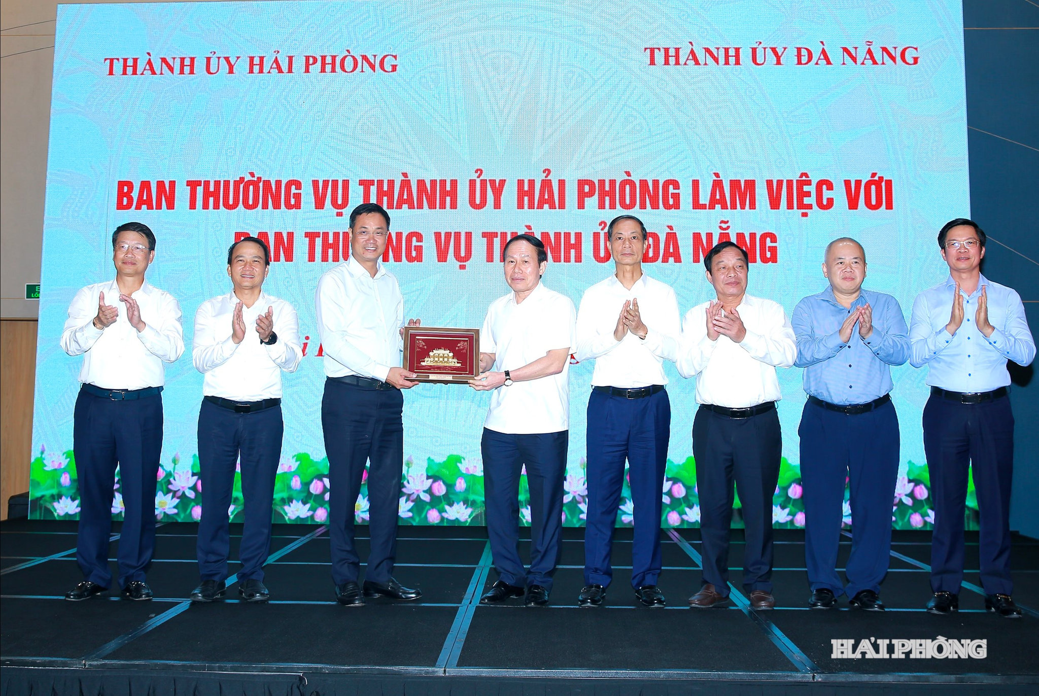Lãnh đạo thành phố Hải Phòng trao quà lưu niệm tặng Đoàn công tác Ban Thường vụ Thành uỷ Đà Nẵng.