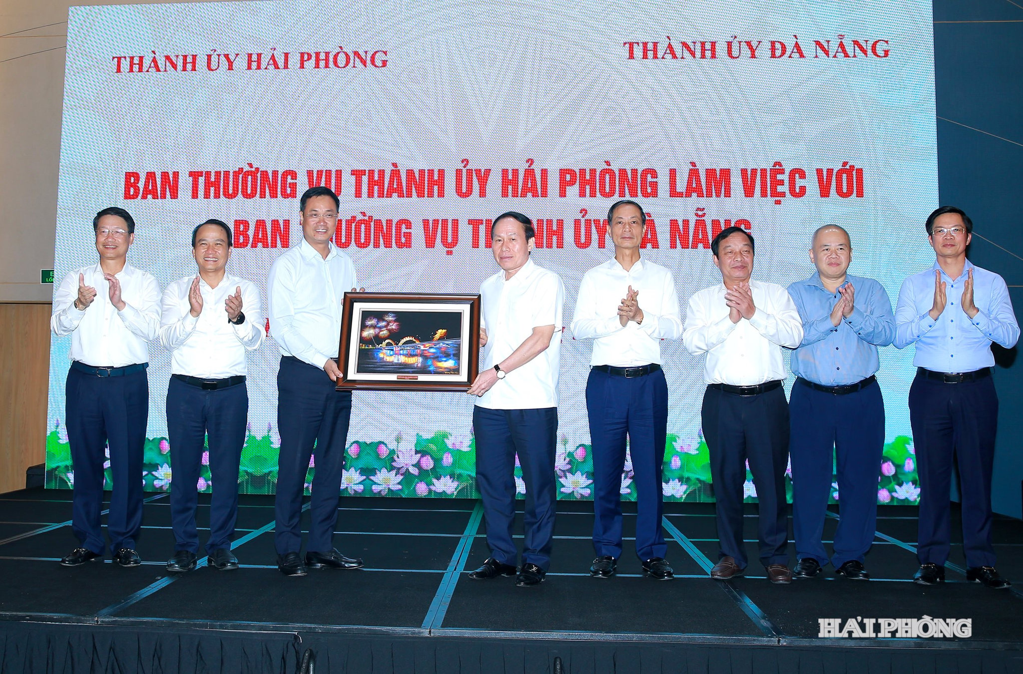 Lãnh đạo thành phố Đà Nẵng trao quà lưu niệm tặng Ban Thường vụ Thành uỷ Hải Phòng.
