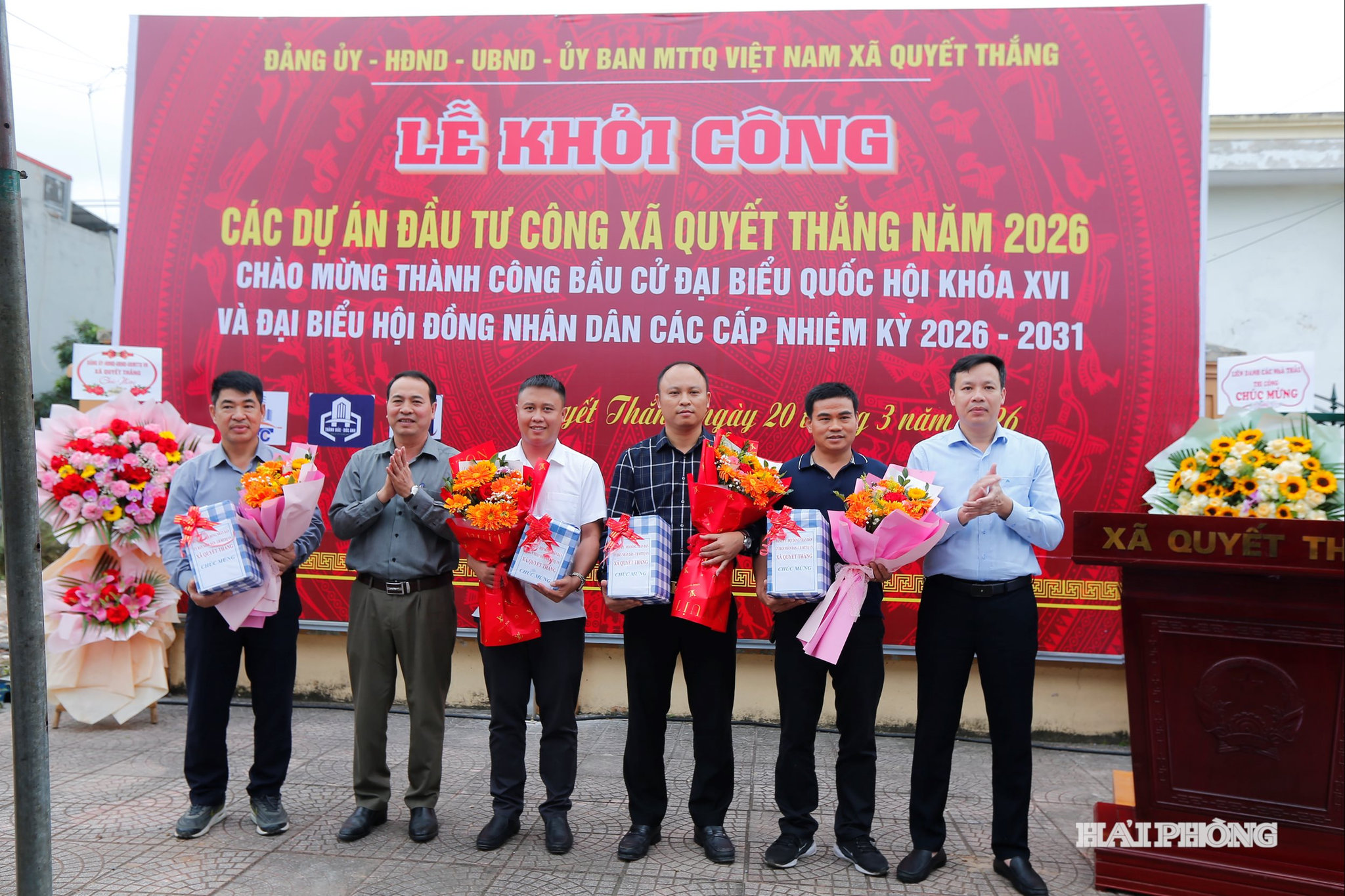 Lãnh đạo xã Quyết Thắng trao hoa và quà chúc mừng các đơn vị tham gia thực hiện dự án tại lễ khởi công.