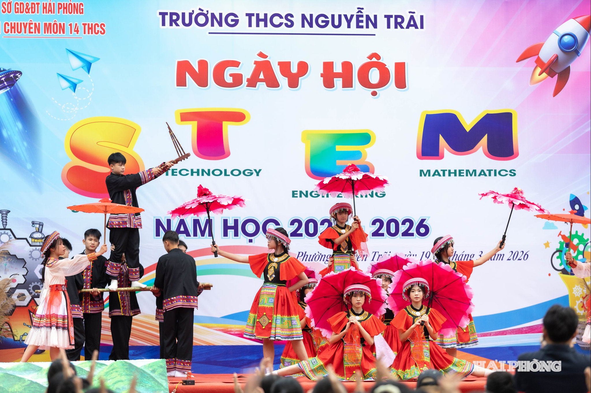 Phường Nguyễn Trãi là địa phương đặc biệt của Hải Phòng k có tới 3.503 nhân khẩu là đồng bào dân tộc thiểu số, thuộc 16 dân tộc khác nhau như Sán Dìu, Hoa, Tày, Nùng, Dao, Mường… Chính sự đa dạng này đã tạo nên nền tảng văn hóa phong phú, được nhà trường khéo léo lồng ghép vào các hoạt động giáo dục và trải nghiệm cho học sinh.