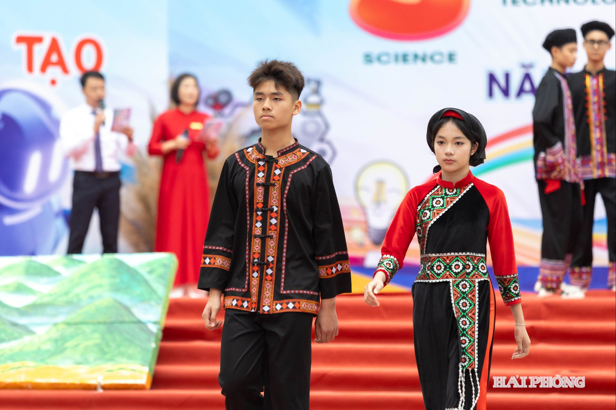 dan-toc-thieu-so-8.jpg