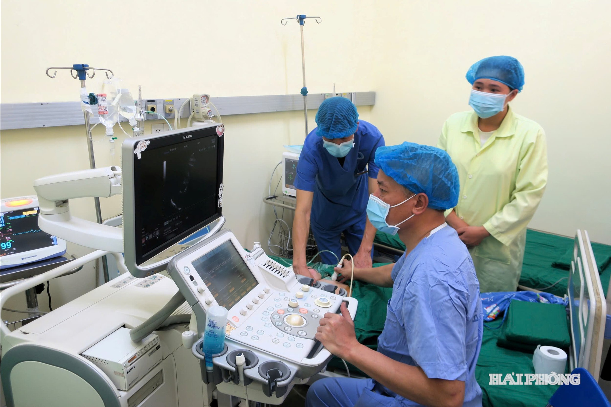 Các bác sĩ triển khai các bước can thiệp tim mạch cho bệnh nhi
