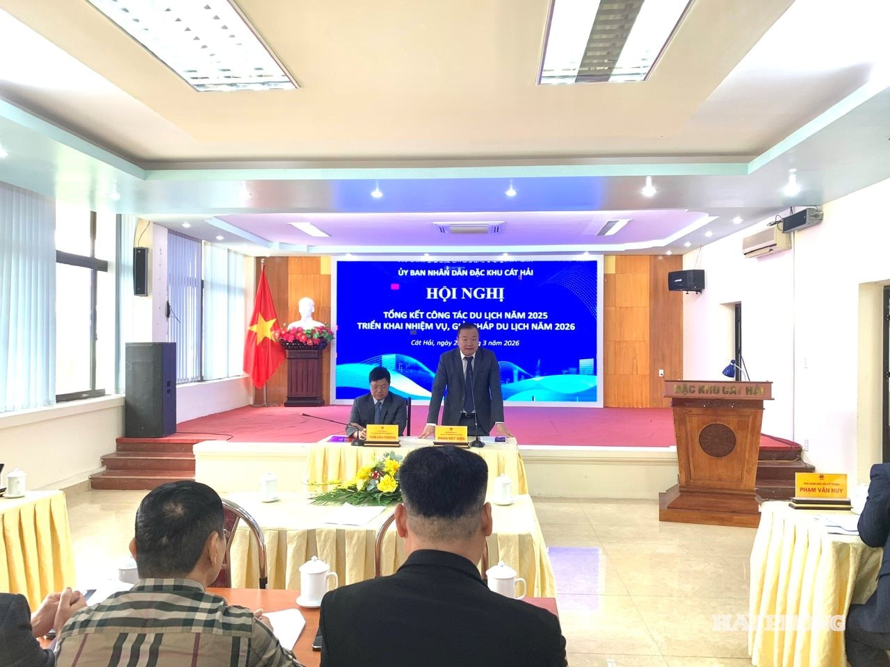 Lãnh đạo đặc khu Cát Hải đối thoại với doanh nghiệp du lịch.