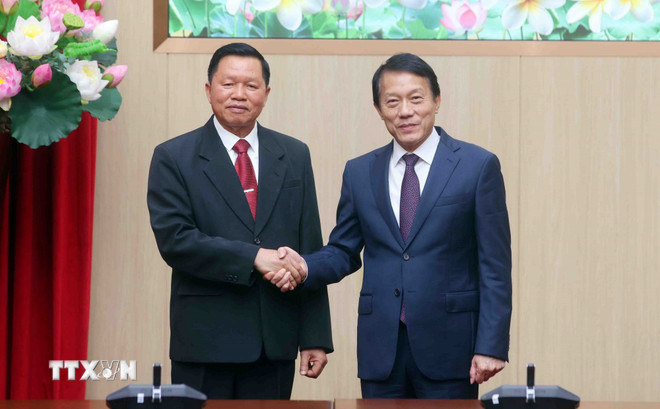 Đại tướng Lương Tam Quang, Bộ trưởng Bộ Công an Việt Nam với Thượng tướng Vanthong Kongmany, Bộ trưởng Bộ Công an Lào. (Ảnh: Phạm Kiên/TTXVN) ttxvn-cong-an-viet-nam-lao-3.jpg