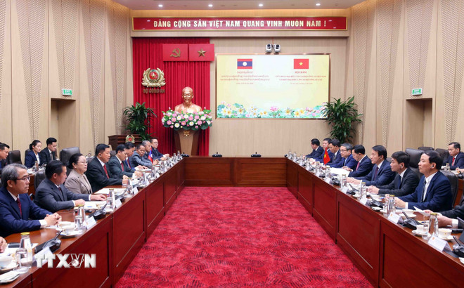 Đại tướng Lương Tam Quang, Bộ trưởng Bộ Công an Việt Nam hội đàm với Thượng tướng Vanthong Kongmany, Bộ trưởng Bộ Công an Lào. (Ảnh: Phạm Kiên/TTXVN) ttxvn-cong-an-viet-nam-lao-2.jpg