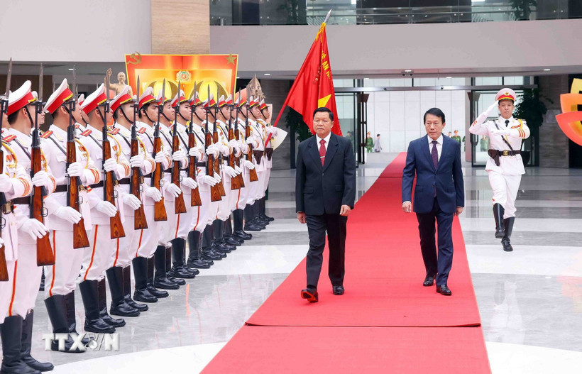 Đại tướng Lương Tam Quang, Bộ trưởng Bộ Công an Việt Nam và Thượng tướng Vanthong Kongmany, Bộ trưởng Bộ Công an Lào duyệt đội danh dự Công an nhân dân. (Ảnh: Phạm Kiên/TTXVN)