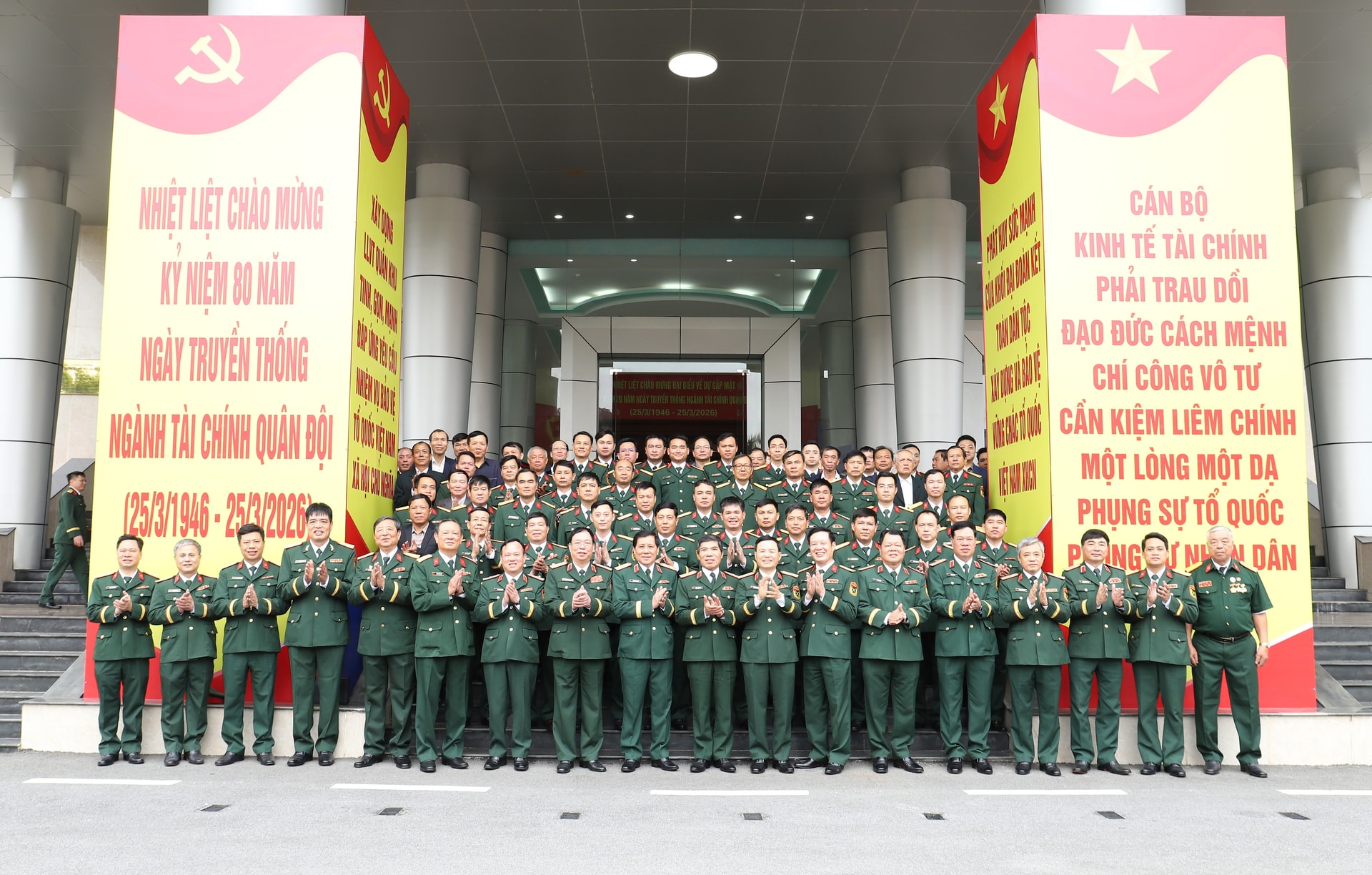 Thủ trưởng Bộ Tư lệnh Quân khu cùng các đại biểu dự buổi gặp mặt chụp ảnh lưu niệm.
