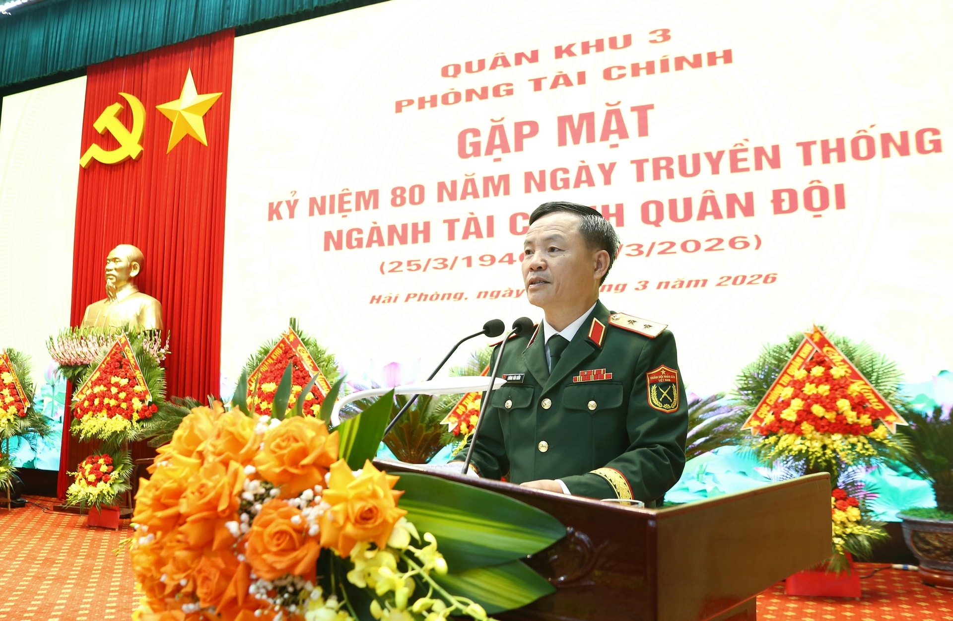 Trung tướng Lương Văn Kiểm, Phó Bí thư Đảng ủy, Tư lệnh Quân khu phát biểu chỉ đạo tại buổi gặp mặt.