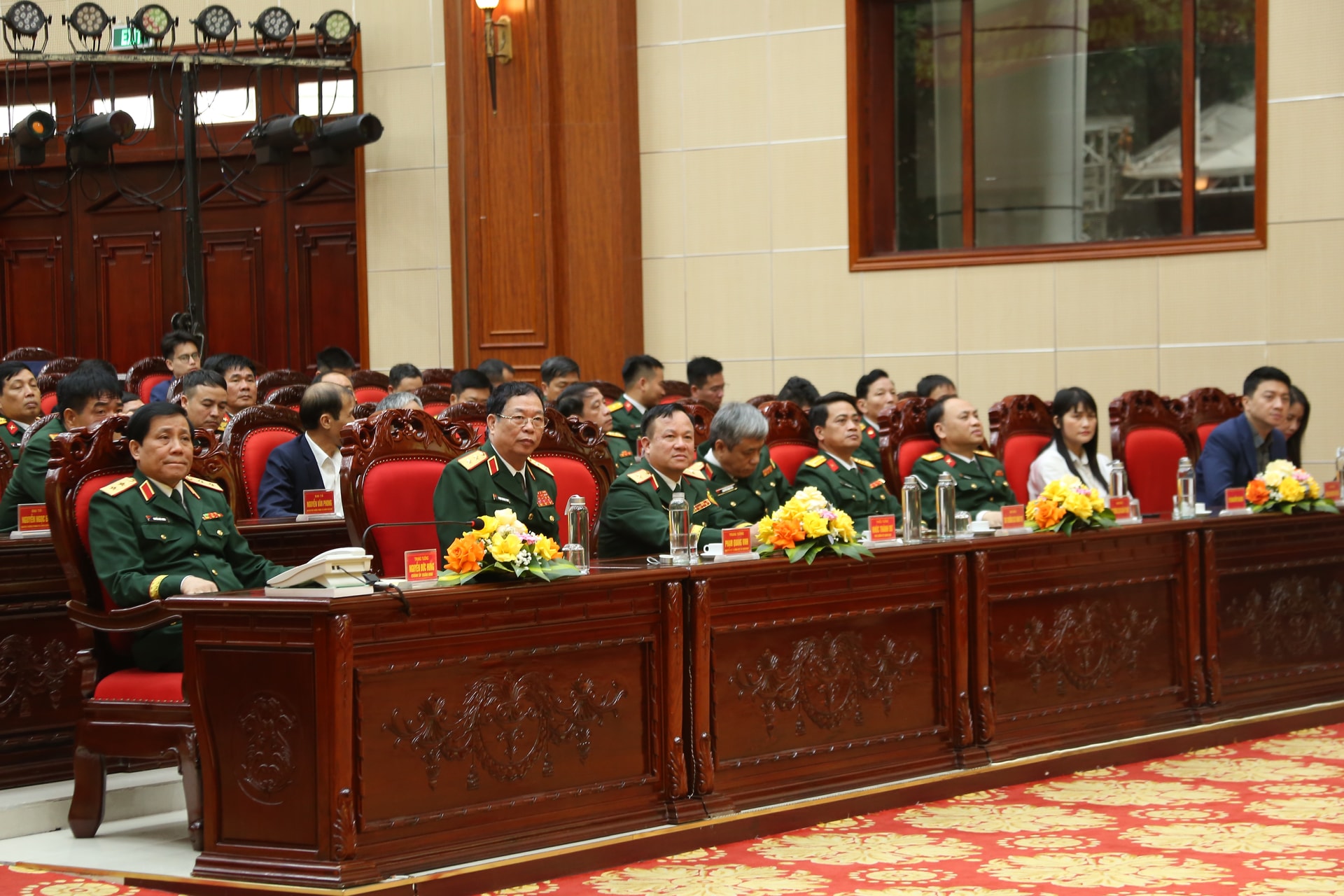 Trung tướng Nguyễn Đức Hưng, Ủy viên Ban Chấp hành Trung ương Đảng, Bí thư Đảng ủy, Chính ủy Quân khu cùng các đại biểu dự buổi gặp mặt.