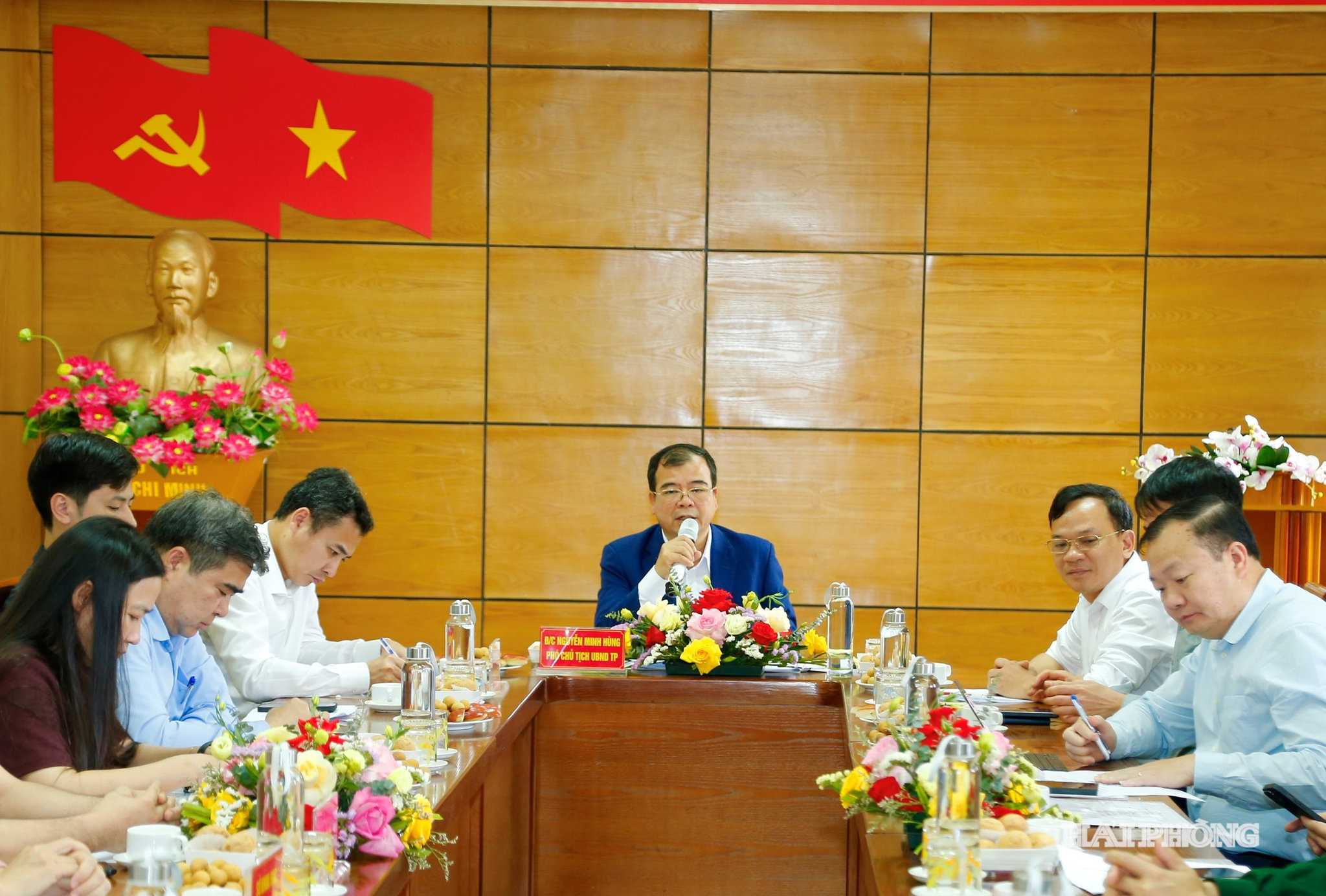 Đồng chí Nguyễn Minh Hùng, Phó chủ tịch UBND thành phố chủ trì hội nghị.