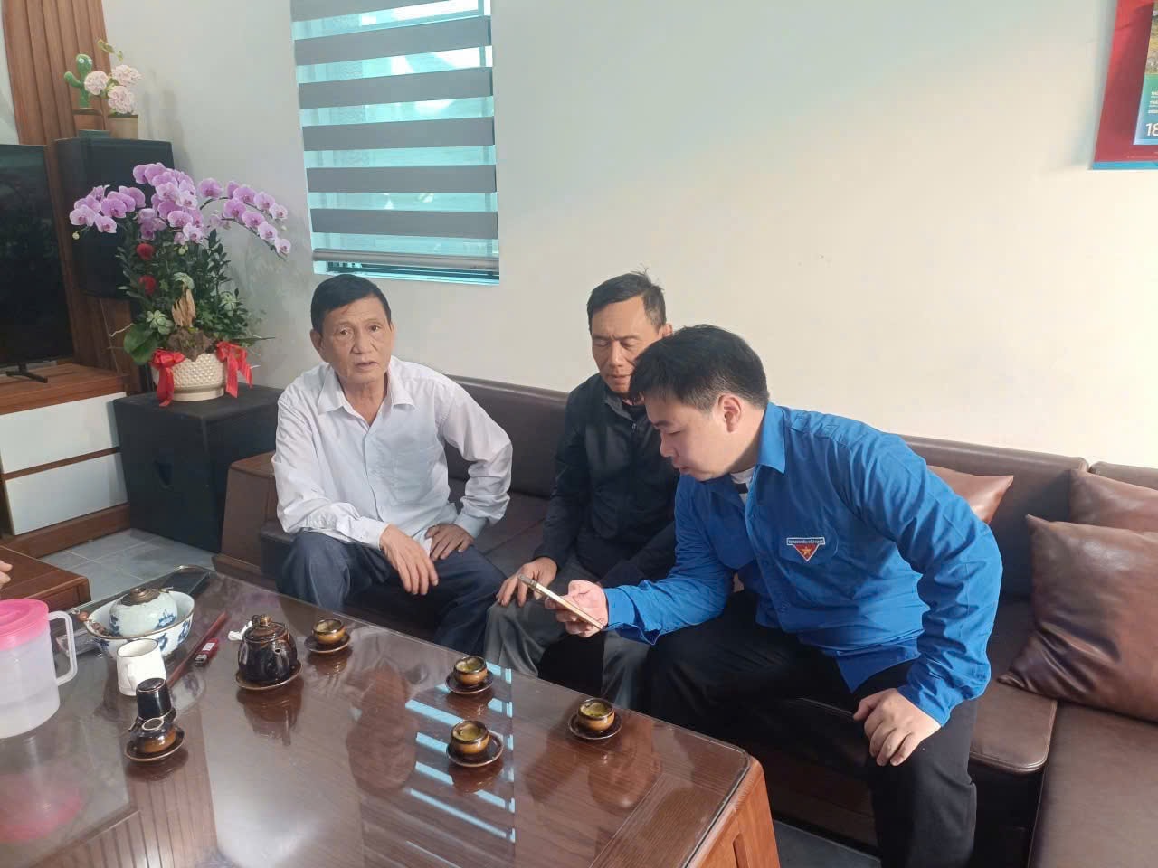 Đoàn Thanh niên phường Nam Đồ Sơn hướng dẫn người dân sử dụng phần mềm quản lý dân cư.