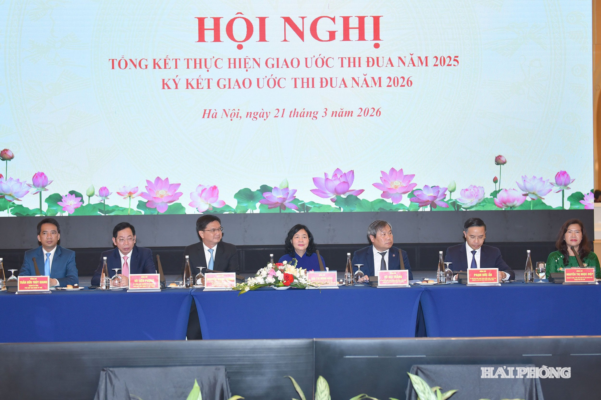 Đồng chí Bùi Thị Minh Hoài, Ủy viên Bộ Chính trị, Bí thư Trung ương Đảng, Chủ tịch Ủy ban Trung ương MTTQ Việt Nam cùng lãnh đạo 6 thành phố trực thuộc Trung ương dự hội nghị. Ảnh: TRUNG KIÊN