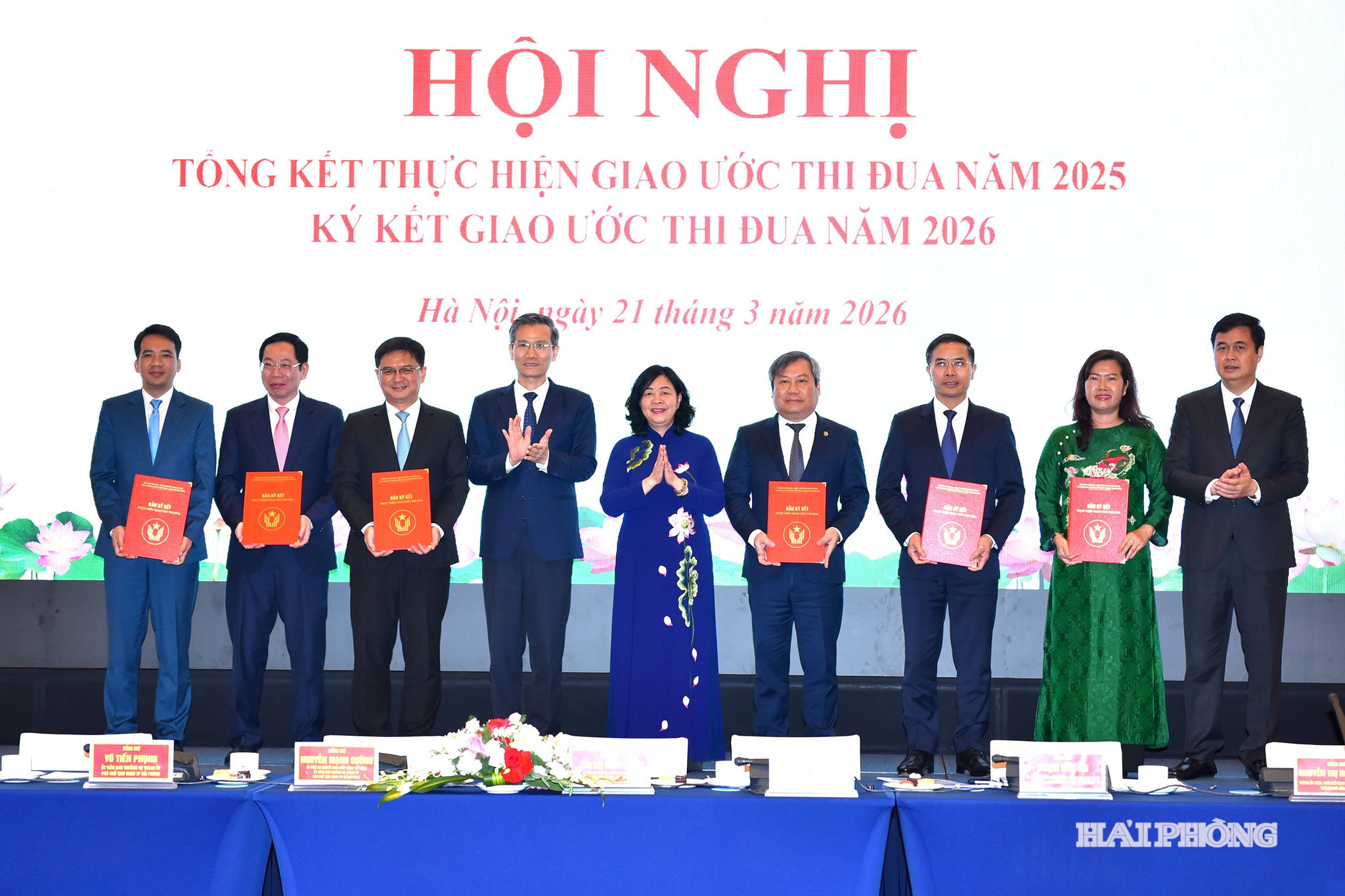 ảnh trang 1: Đồng chí Bùi Thị Minh Hoài, Ủy viên Bộ Chính trị, Bí thư Trung ương Đảng, Chủ tịch Ủy ban Trung ương MTTQ Việt Nam chứng kiến lễ ký giao ước thi đua năm 2026 giữa 6 thành phố trực thuộc Trung ương. Ảnh: TRUNG KIÊN