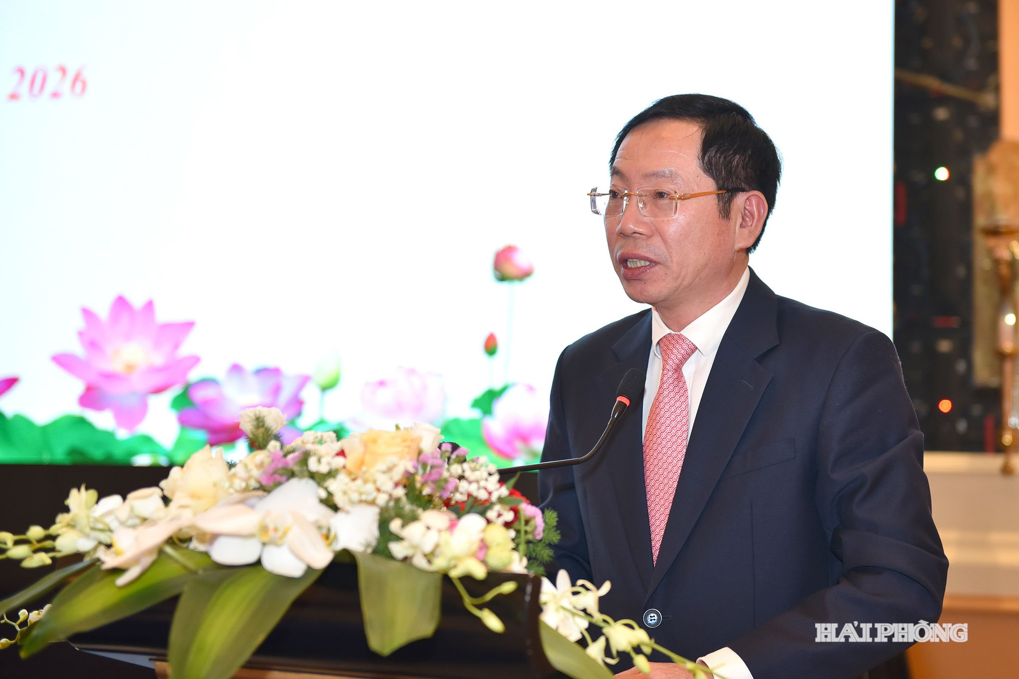 Đồng chí Vũ Tiến Phụng, Ủy viên Ban Thường vụ Thành ủy, Phó Chủ tịch UBND thành phố phát biểu tại hội nghị.