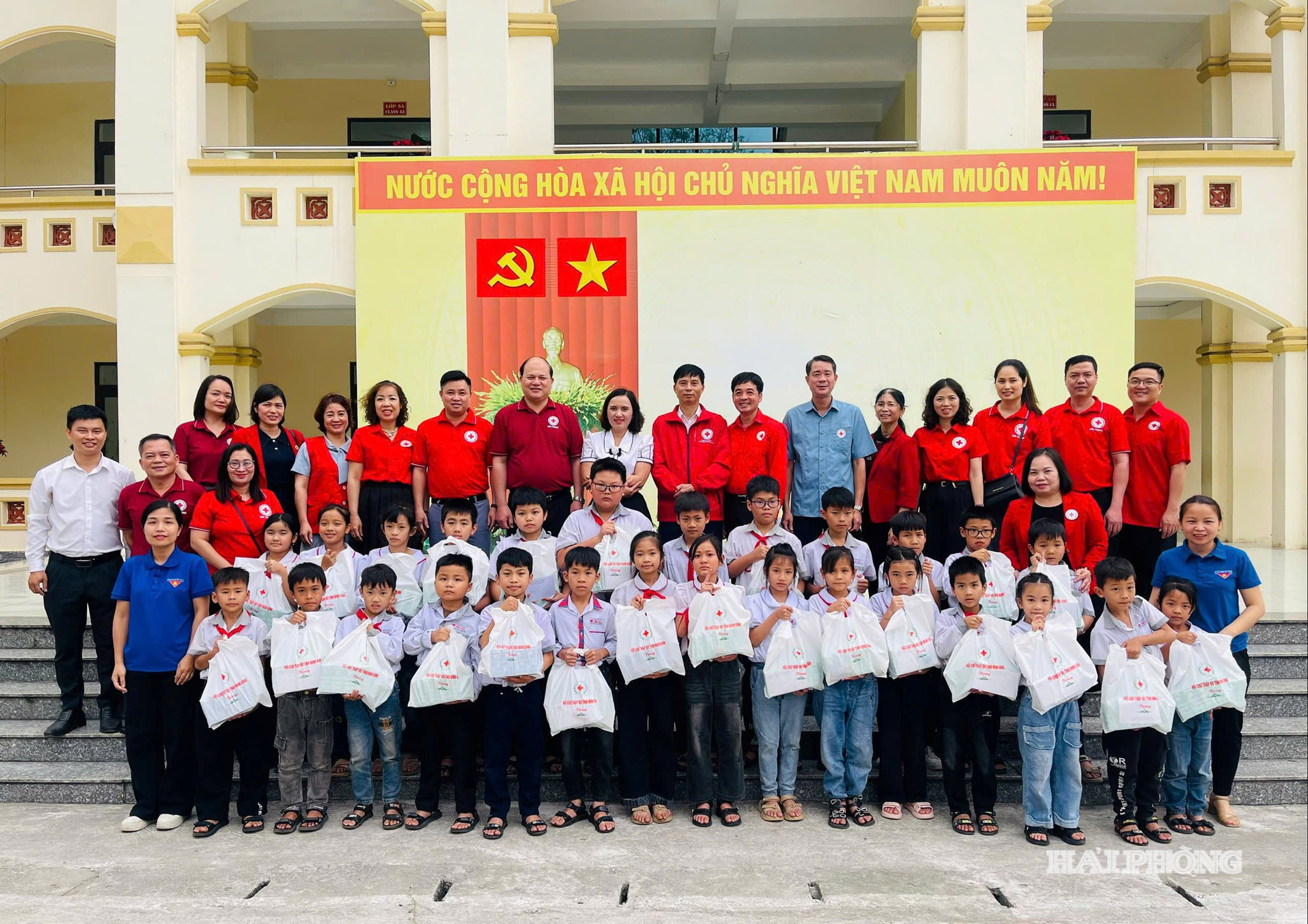 tre-em-ngheo-ninh-binh.jpg