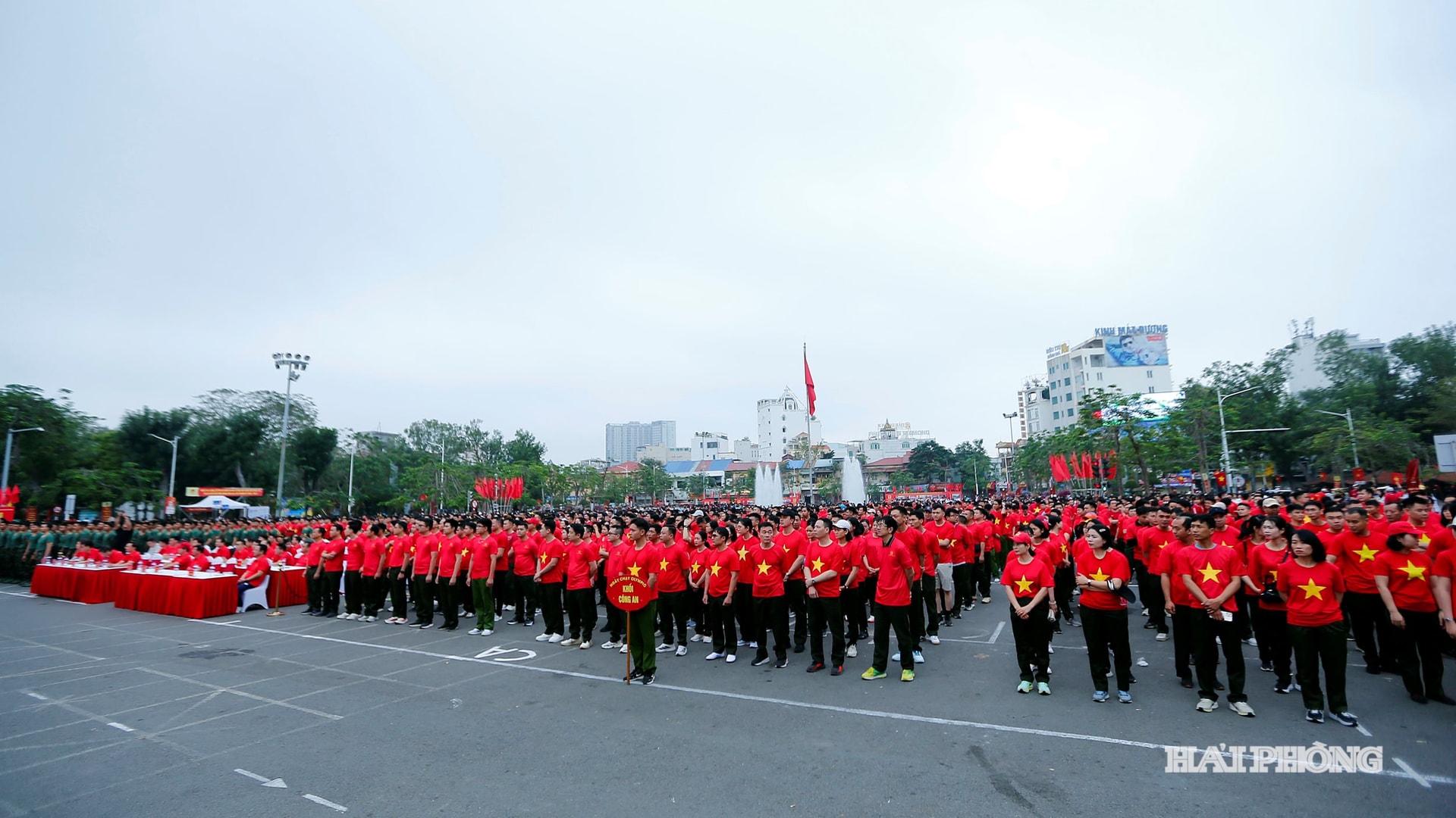 Ngày chạy Olympic 2026 được tổ chức trên toàn quốc từ 6h30 đến 10h30 với điểm cầu chính tại Hà Nội và nhiều điểm cầu cấp tỉnh, cơ sở, thu hút sự tham gia của hàng chục nghìn người.