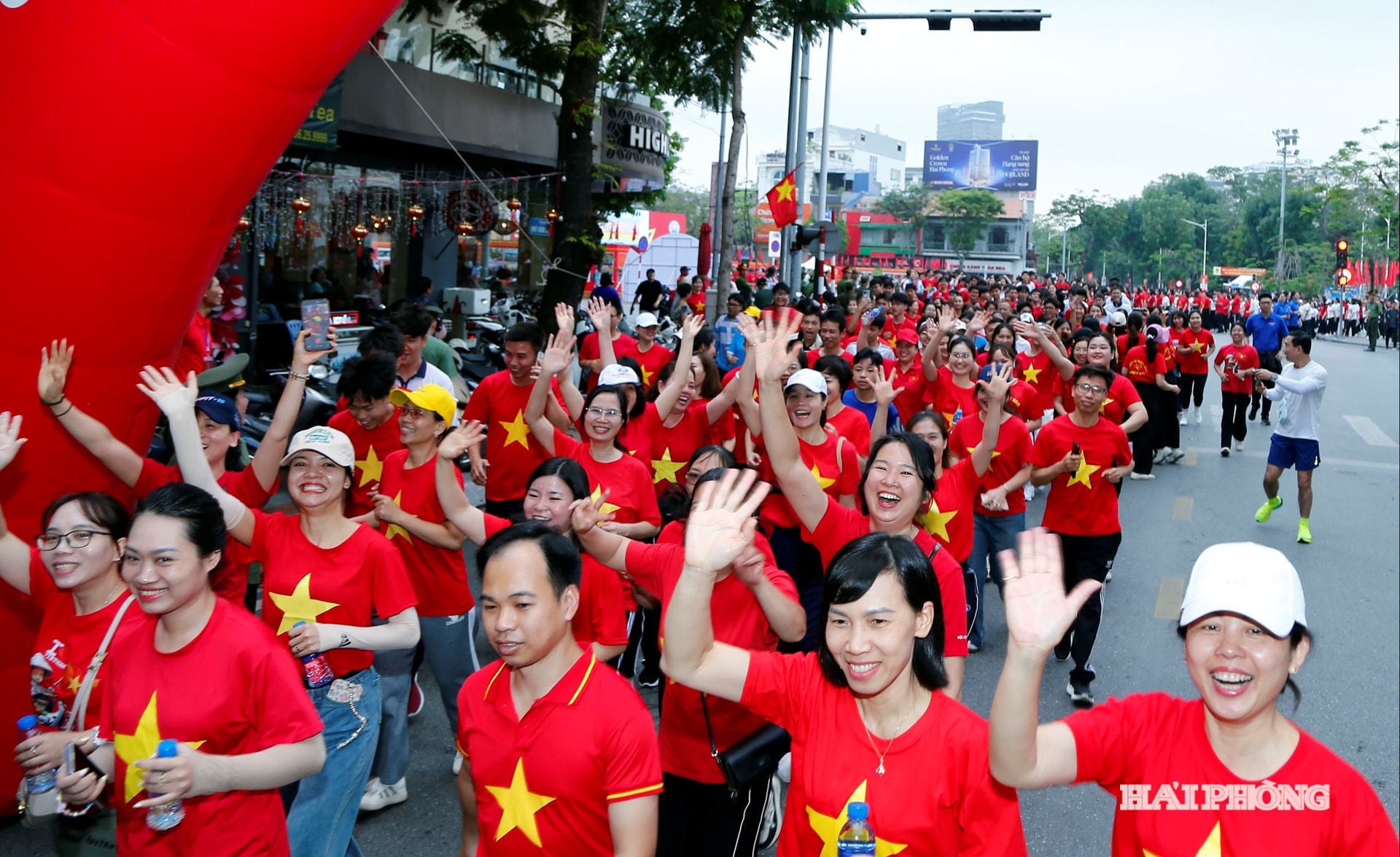 Hàng ngàn người với trang phục cờ đỏ sao vàng rực rỡ tham gia chương trình,