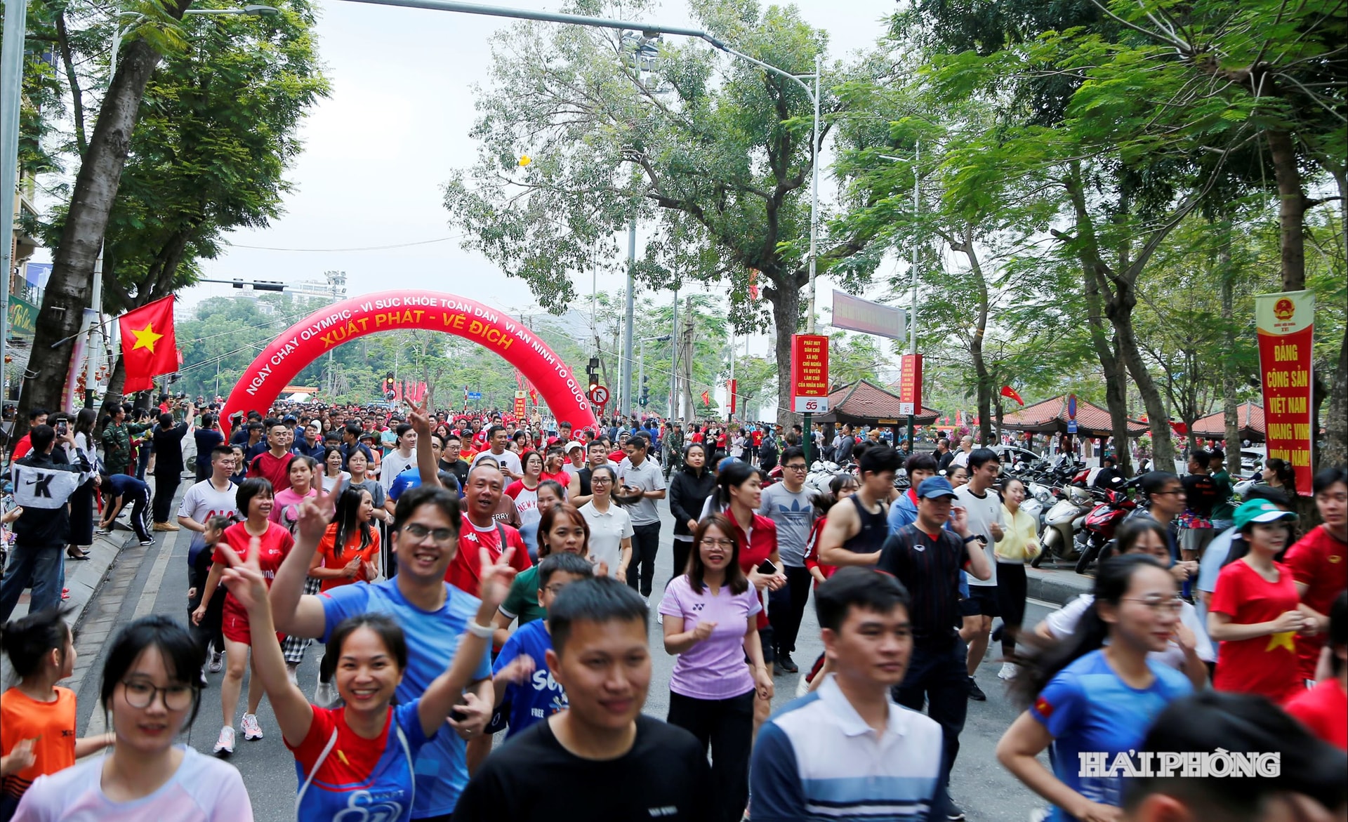 ...và hàng ngàn người dân thành phố nô nức xuống đường tham gia Ngày chạy Olympic tại thành phố Hải Phòng.