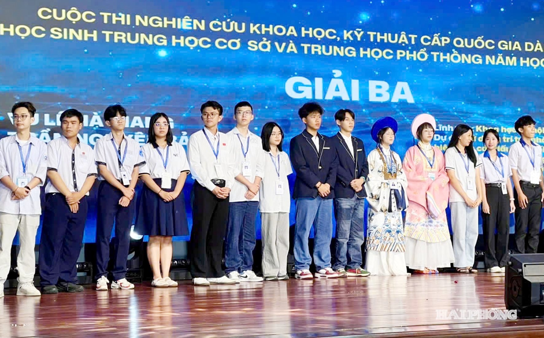 Dự án “Xây dựng hệ thống quang học thông minh kết hợp học máy giúp kiểm tra nhanh chất lượng sữa tươi và phát hiện sữa giả” của hai học sinh lớp 12 tin học, Trường THPT Chuyên Nguyễn Trãi xuất sắc giành giải ba. Ảnh: LAN ANH