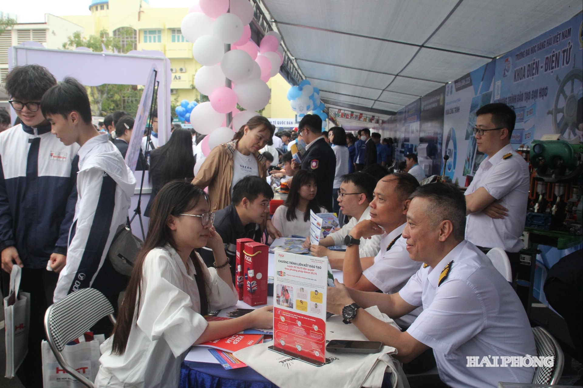 Các em học sinh tìm hiểu phương thức tuyển sinh của các trường