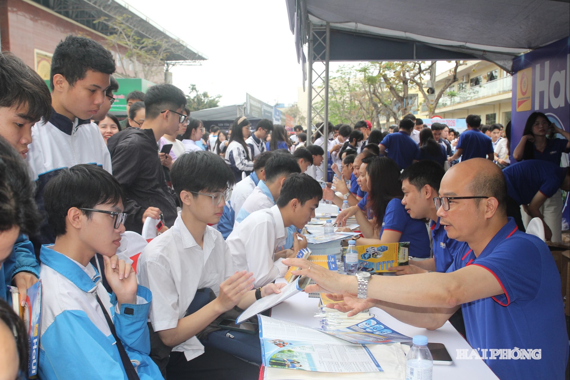 Các em học sinh tìm hiểu phương thức tuyển sinh của các trường