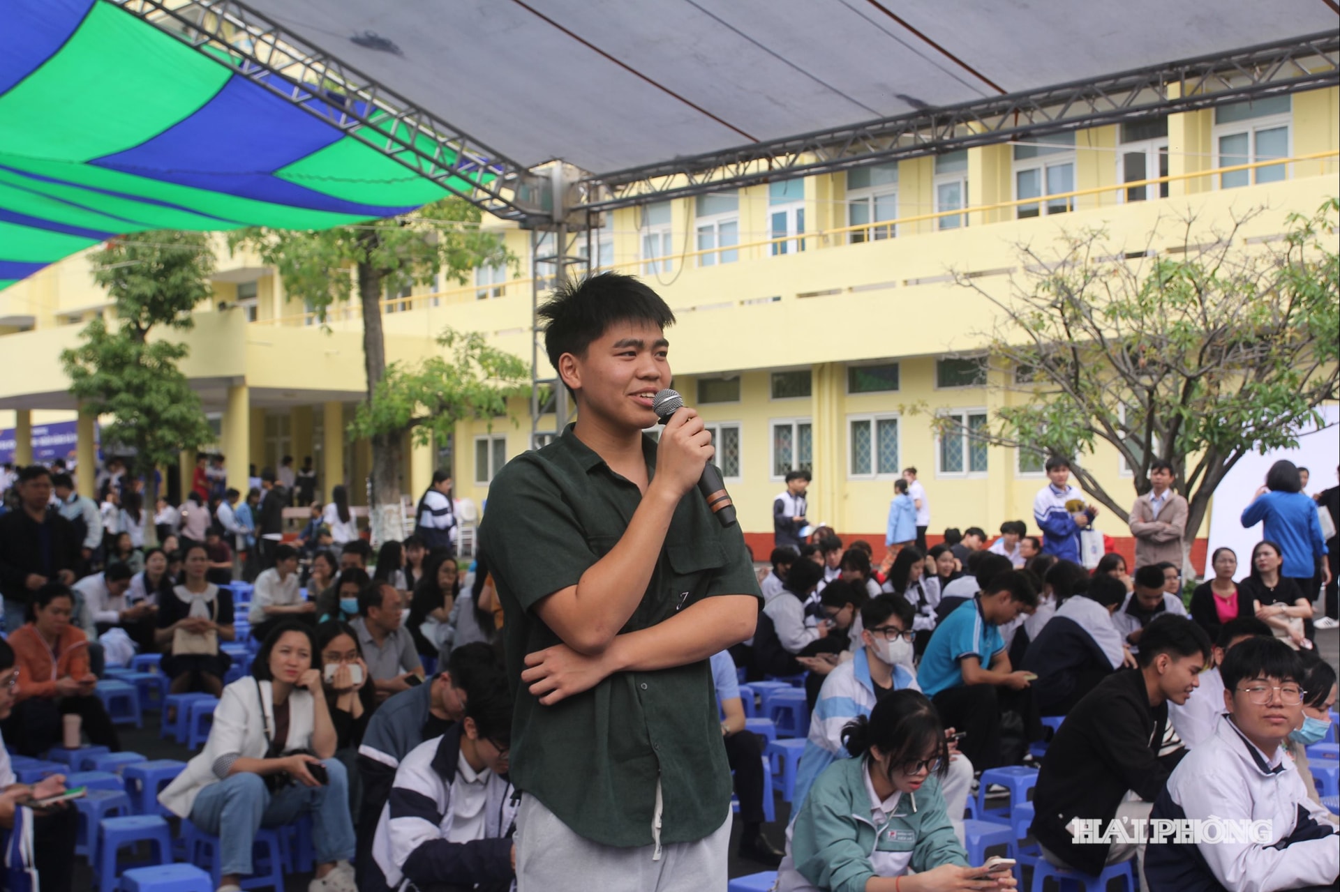 Các em học sinh trao đổi tại chương trình