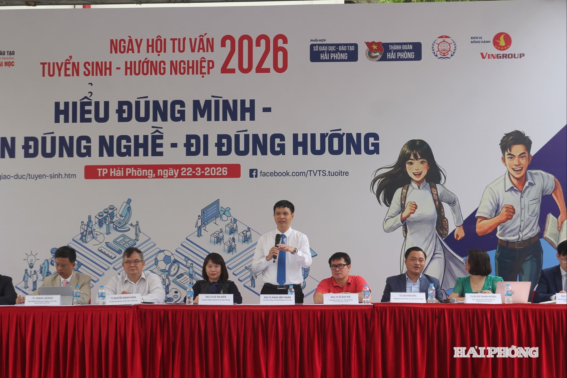 Đại diện lãnh đạo Trường Đại học Hàng hải Việt Nam trao đổi các thắc mắc của học sinh