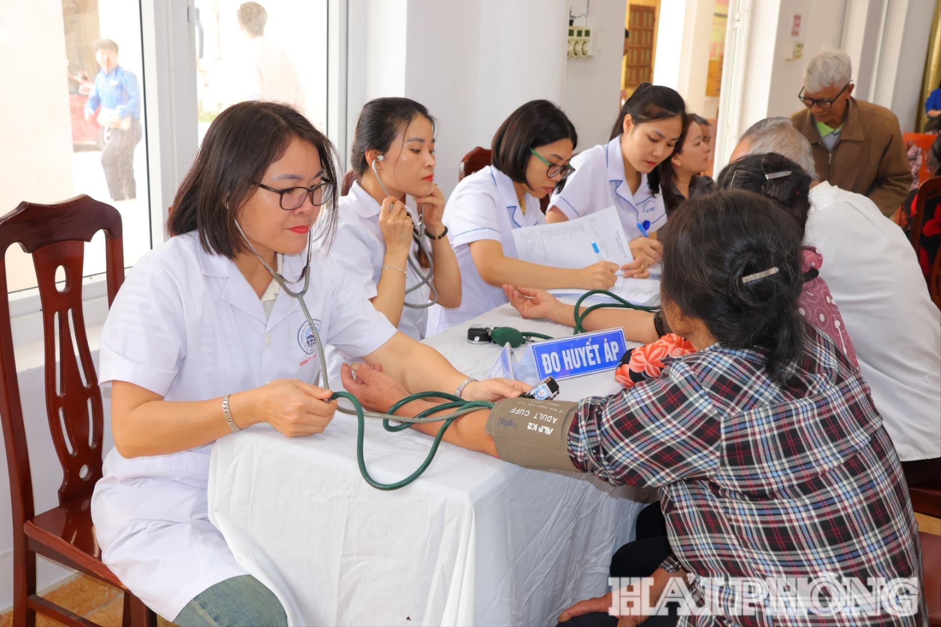 Người dân ở xã Hà Đông tham gia chương trình khám bệnh, tư vấn sức khỏe và trao quà miễn phí. Ảnh: MINH NGUYÊN
