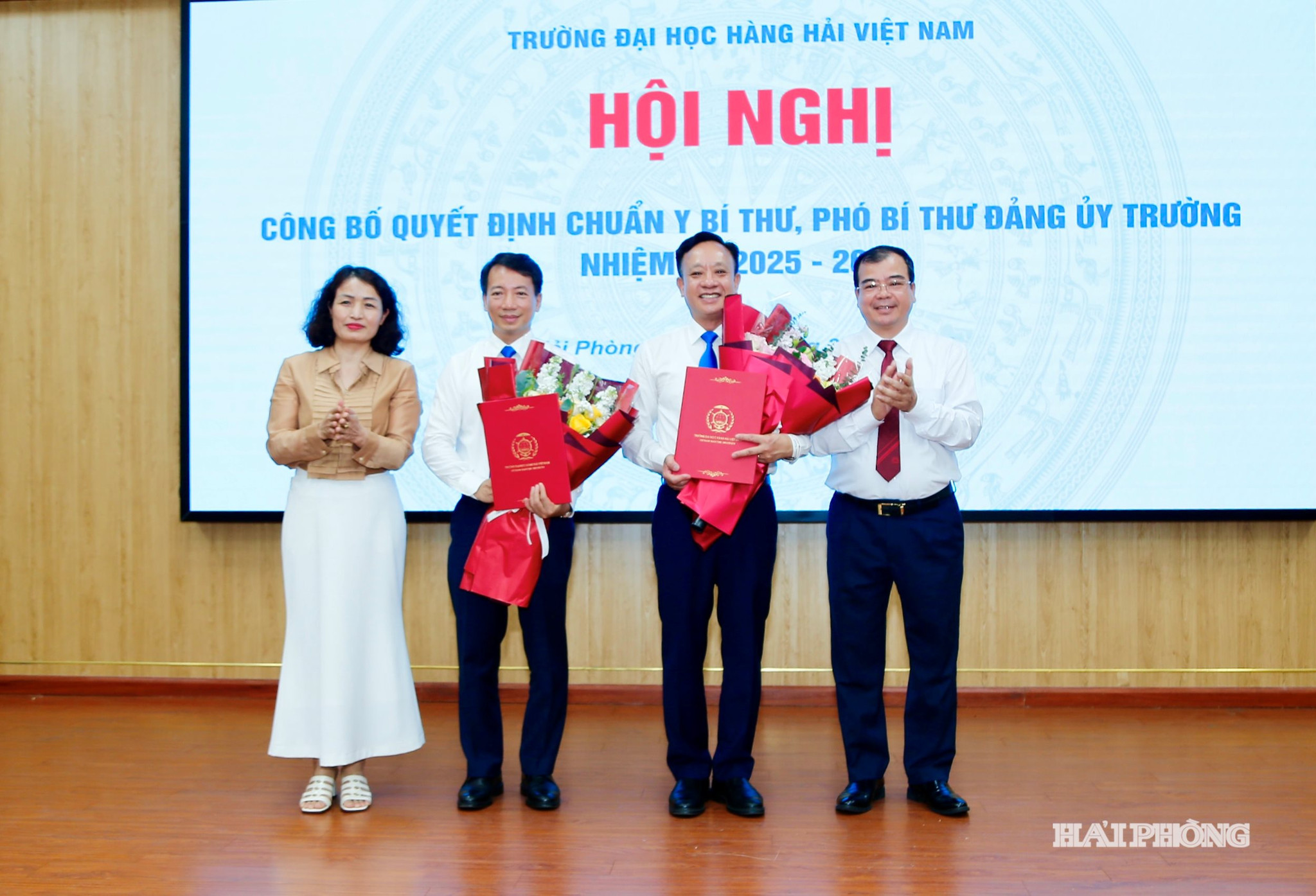 Đồng chí Nguyễn Minh Hùng, Phó chủ tịch UBND thành phố trao quyết định và tặng hoa chúc mừng đồng chí Phạm Xuân Dương và Nguyễn Khắc Khiêm.