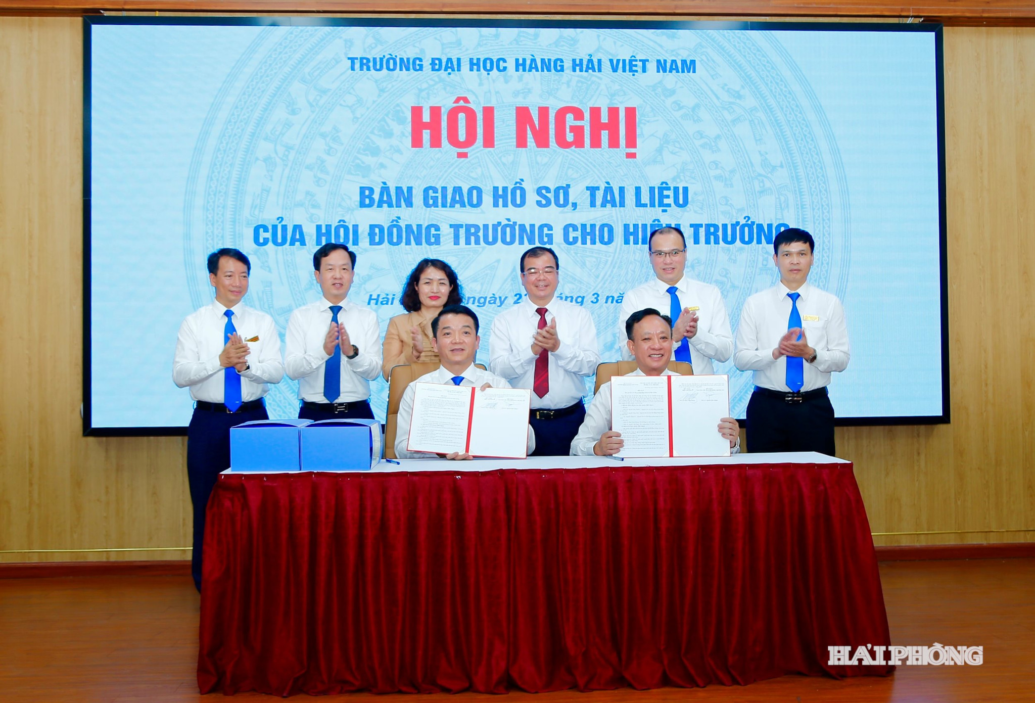 Đồng chí Nguyễn Minh Hùng, Phó chủ tịch UBND thành phố cùng các đại biểu chứng kiến lễ ký kết bàn giao hồ sơ, tài liệu.