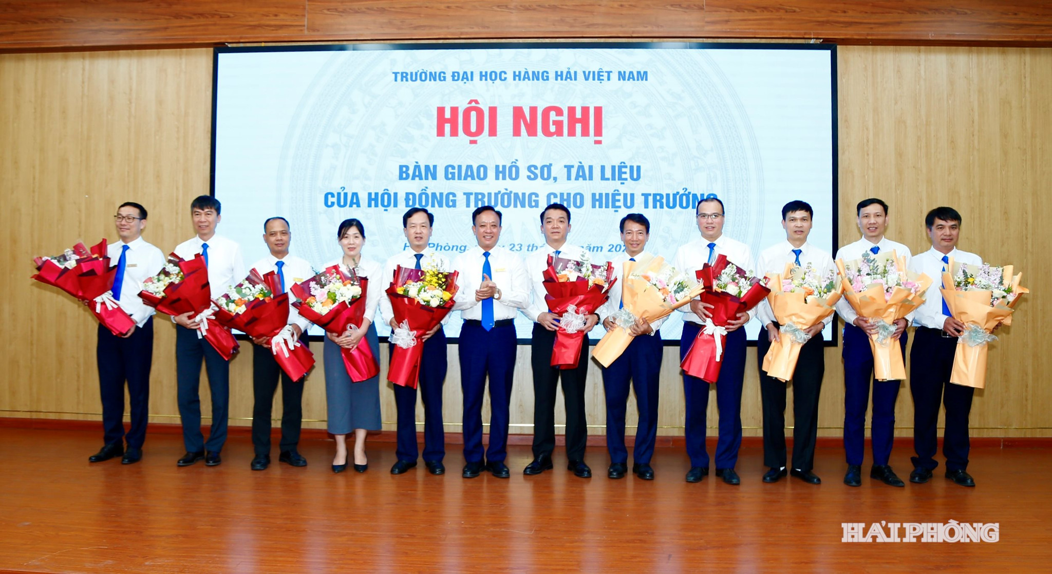 Lãnh đạo Trường Đại học Hàng hải Việt Nam trao hoa chúc mừng các đồng chí trong Hội đồng trường nhiệm kỳ 2020-2025