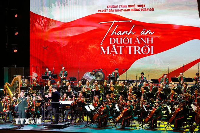 Chương II - Ngôi sao trên mũ – Màu cờ trong tim: Đây là chương nhạc khắc họa đậm nét hình tượng Bộ đội Cụ Hồ. (Ảnh: Doãn Tấn/TTXVN) ttxvn-tong-bi-thu-va-chu-tich-quoc-hoi-du-chuong-trinh-nghe-thuat-thanh-am-duoi-anh-mat-troi7.jpg
