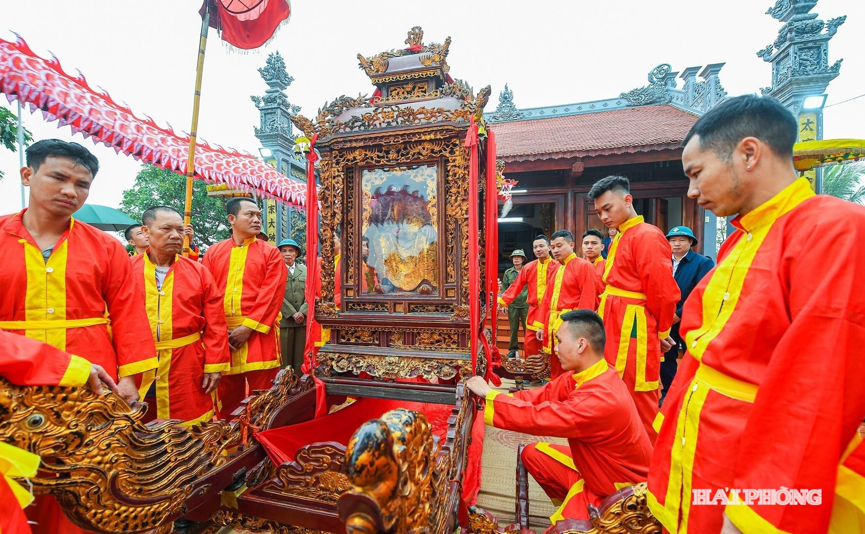 Công tác chuẩn bị lễ hội diễn ra chu đáo, tỉ mỉ. ẢNH: THÀNH CHUNG.