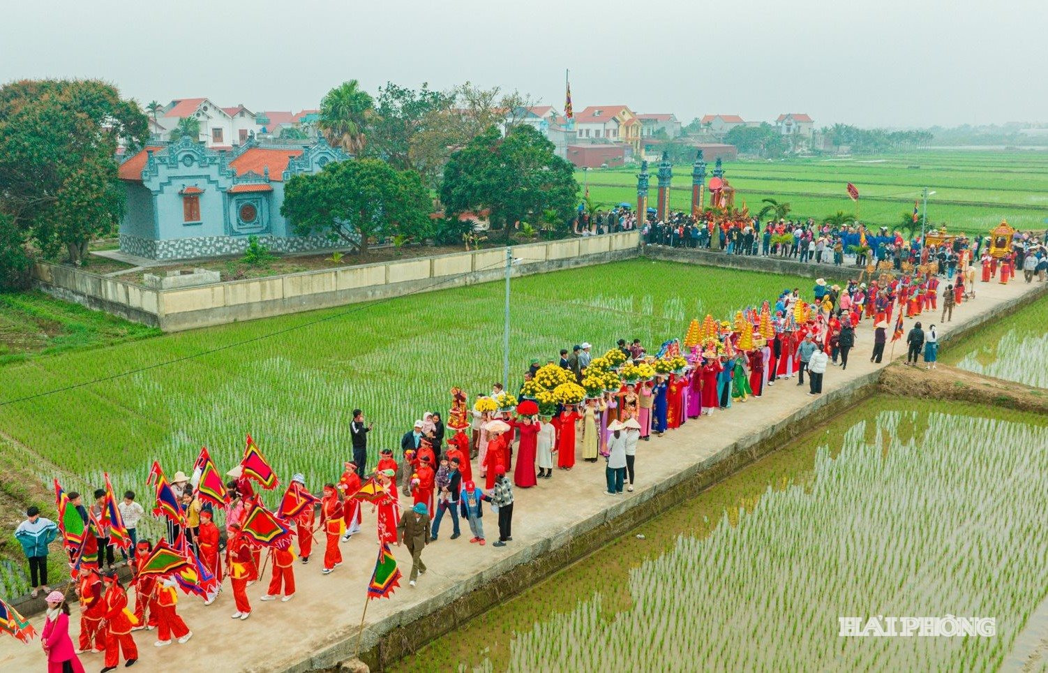 Lễ rước Ngọc Lộ kéo dài hàng km. ẢNH: THÀNH CHUNG.