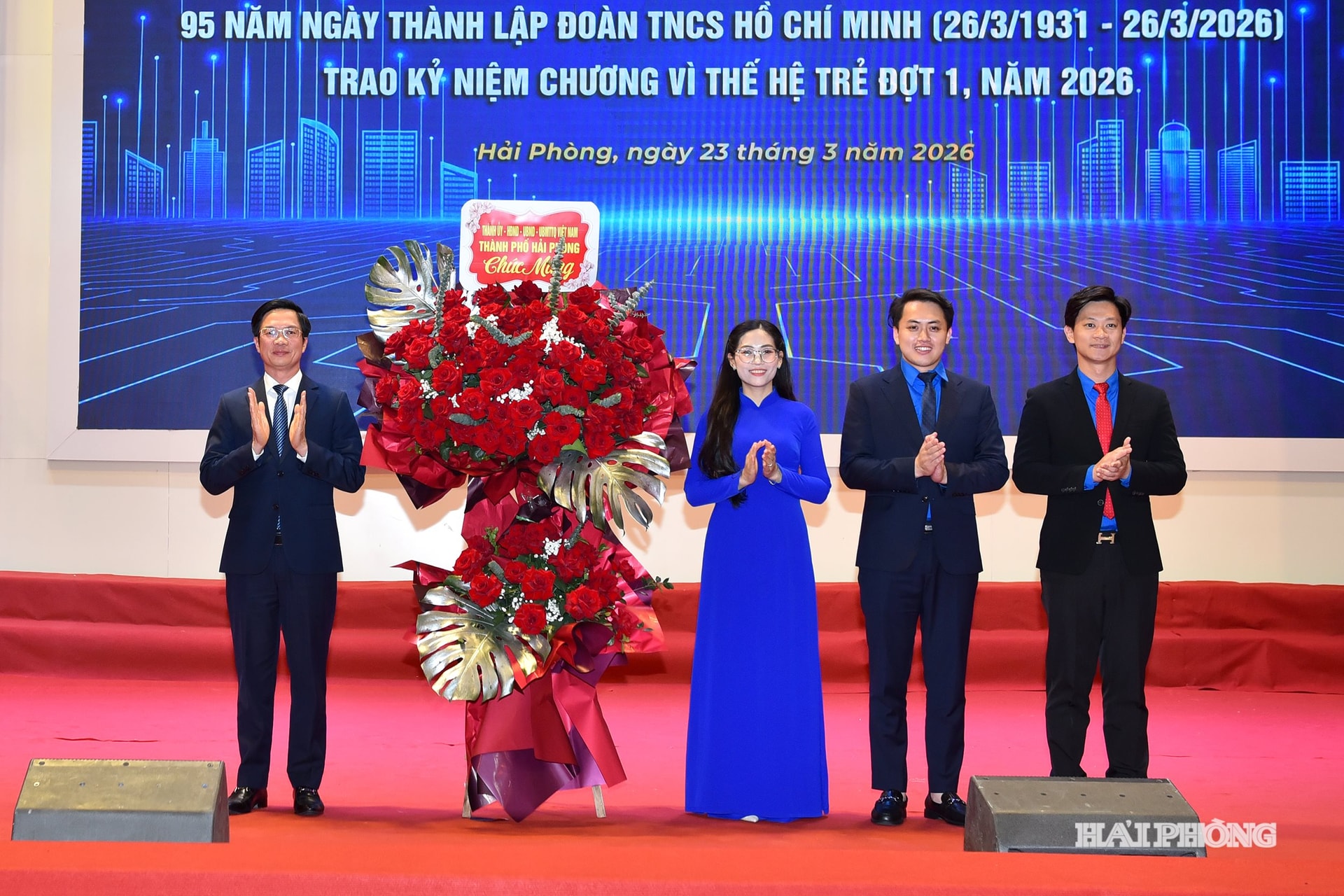 Đồng chí Phạm Văn Lập, Phó Bí thư Thành ủy, Chủ tịch Ủy ban MTTQ Việt Nam thành phố tặng hoa chúc mừng tuổi trẻ thành phố.