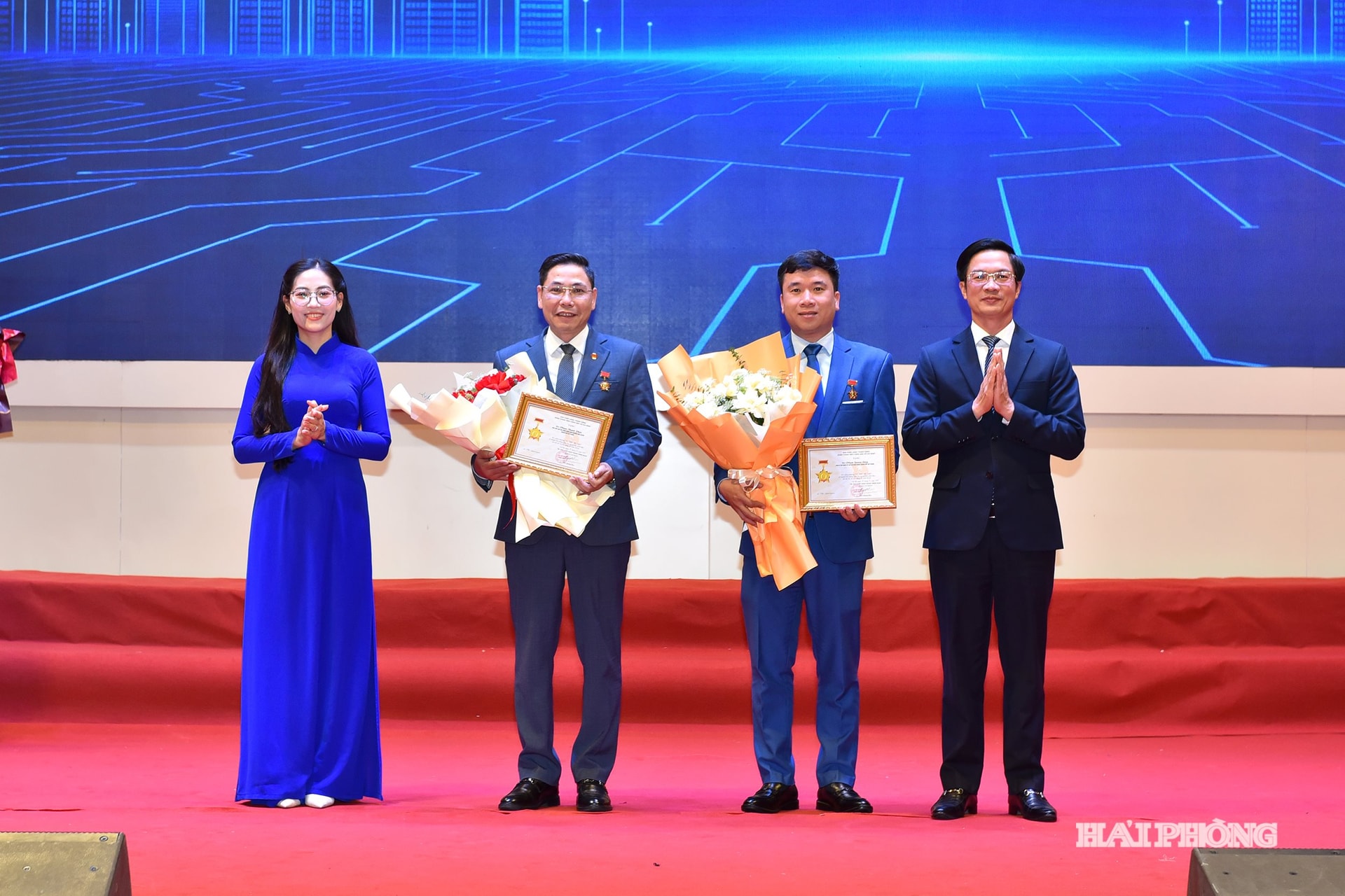 Đồng chí Phạm Văn Lập, Phó Bí thư Thành ủy, Chủ tịch Ủy ban MTTQ Việt Nam thành phố chúc mừng các đồng chí được nhận Kỷ niệm chương 