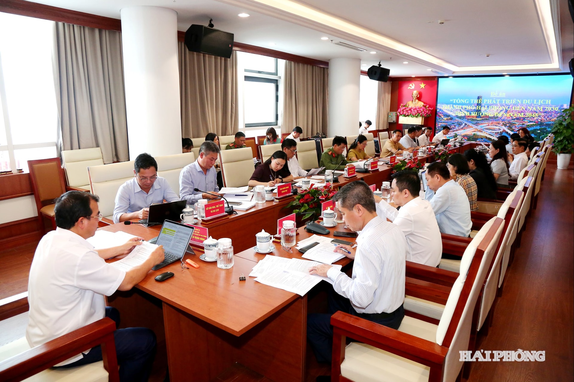 Đồng chí Nguyễn Minh Hùng, Phó chủ tịch UBND thành phố chủ trì Hội nghị báo cáo đề án Phát triển thể dục thể thao thành phố Hải Phòng đến năm 2030, định hướng đến năm 2045