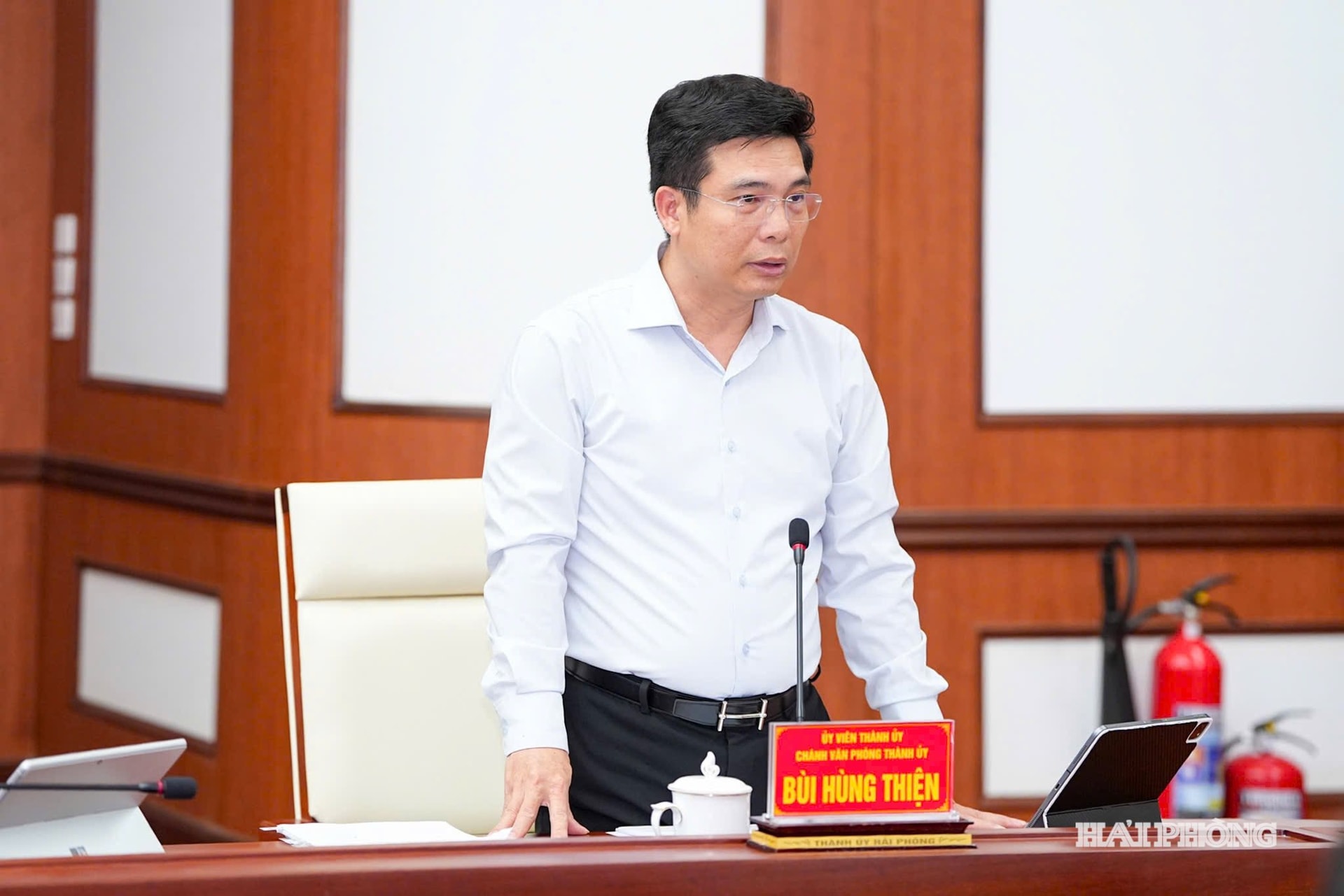 Đồng chí Bùi Hùng Thiện, Chánh Văn phòng Thành ủy phát biểu ý kiến tại hội nghị.