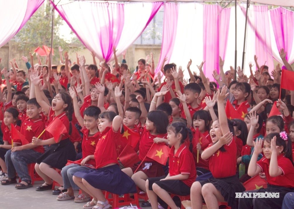Các em học sinh hào hứng tham gia, hưởng ứng chương tr