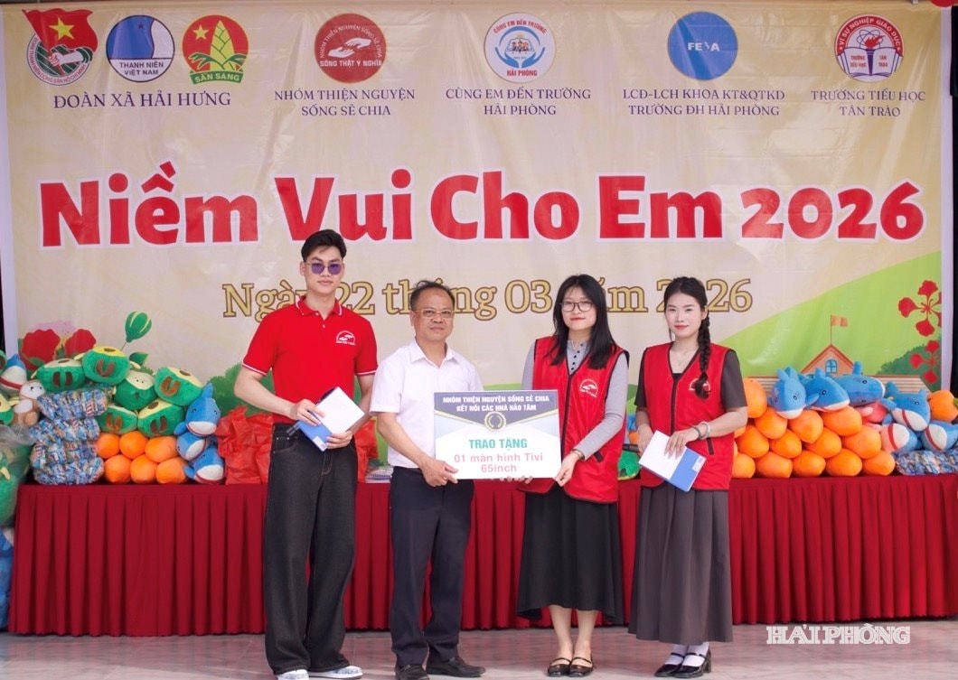 Tại chương trình, Ban Tổ chức đã trao tặng 1 màn hình tivi phục vụ công tác dạy và học của nhà trường, trao 40 suất học bổng (mỗi suất trị giá 200.000 đồng) cho học sinh vượt khó, học giỏi; đồng thời trao 320 suất quà và hỗ trợ 350 suất ăn trưa cải thiện cho học sinh toàn trường.