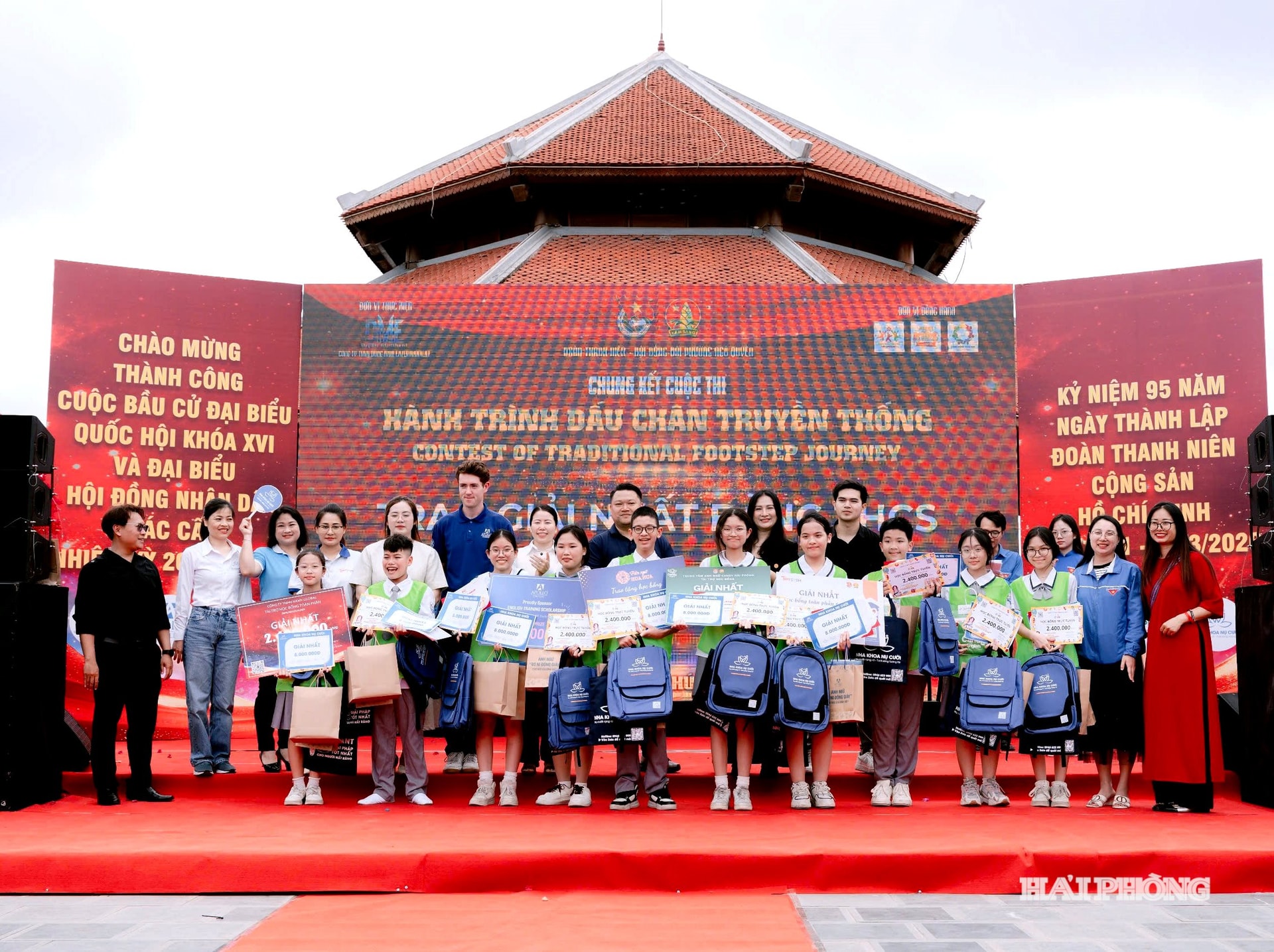 Ban tổ chức trao phần thưởng tặng các đội tham gia chung kết cuộc thi