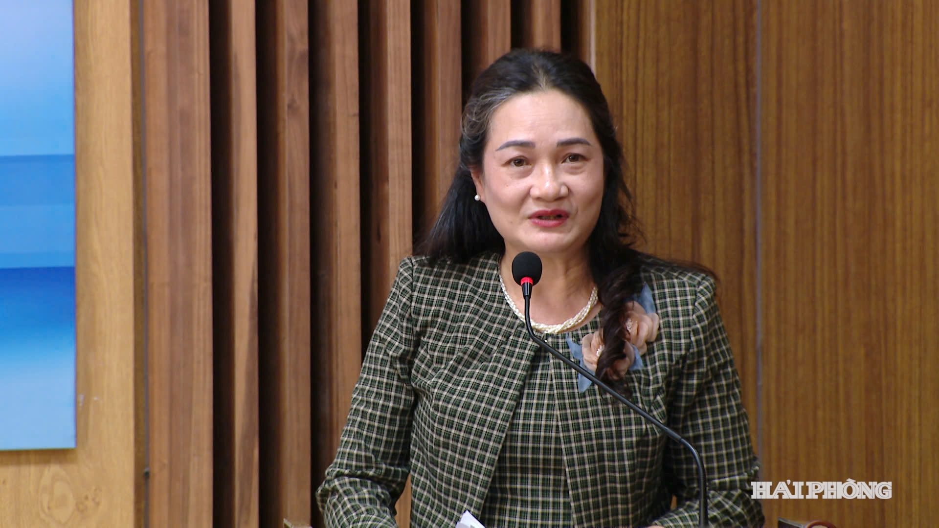 Phó Giáo sư, Tiến sĩ Đinh Thị Diệu Hằng - Chủ tịch Hội đồng Trường ĐH Kỹ thuật Y tế Hải Dương đóng góp ý kiến 