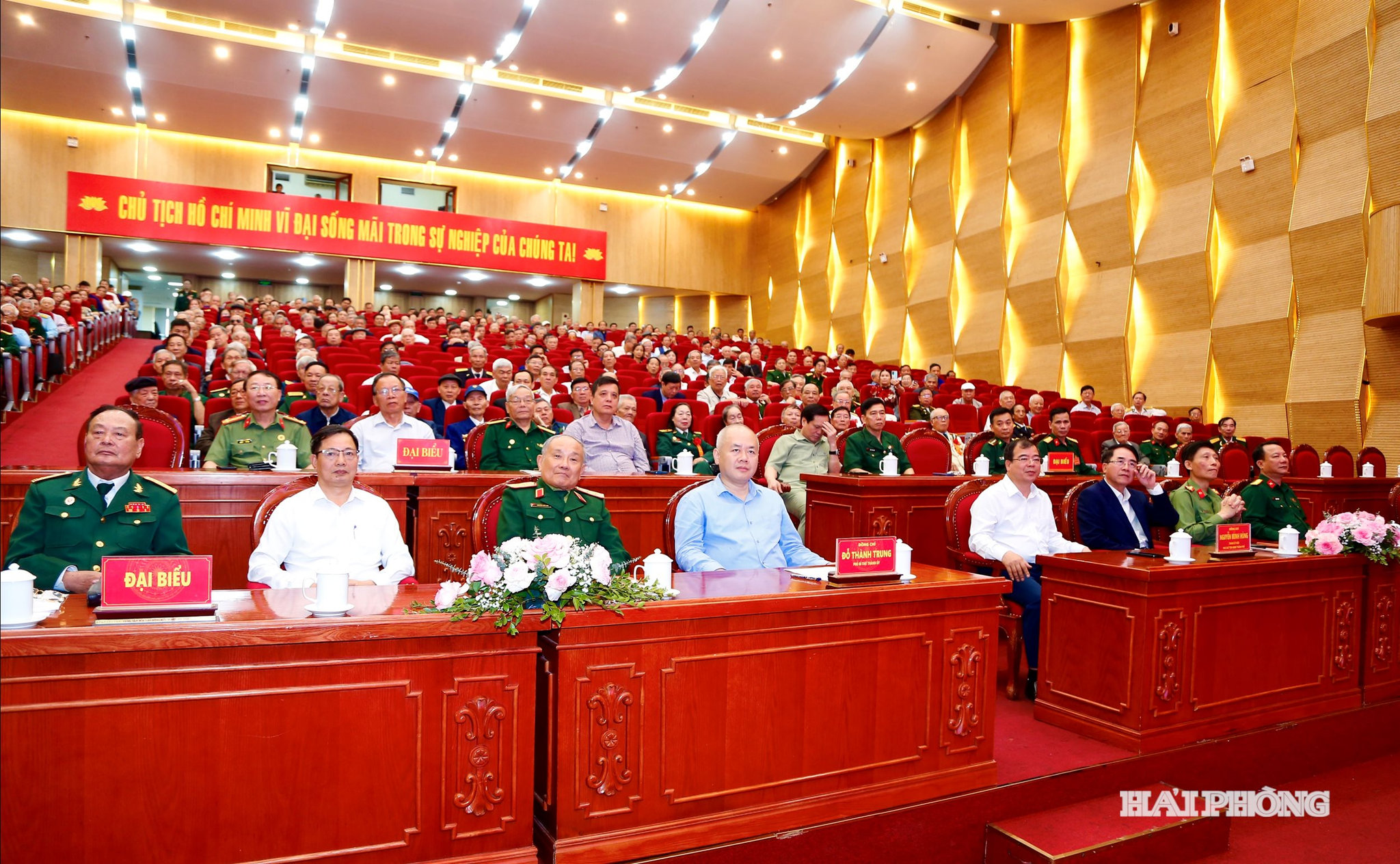 Các đồng chí: Đỗ Thành Trung, Phó bí thư Thành ủy; Nguyễn Minh Hùng, Phó chủ tịch UBND thành phố cùng các đại biểu dự cuộc họp mặt.
