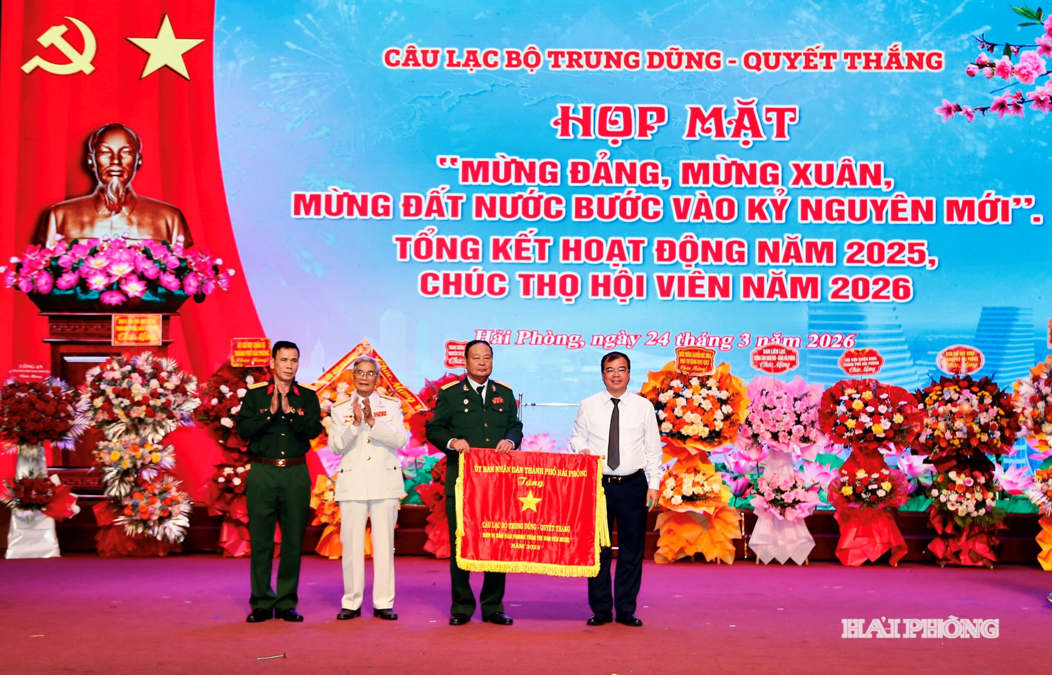 Đồng chí Nguyễn Minh Hùng, Phó chủ tịch UBND thành phố trao cờ thi đua xuất sắc tặng Câ lạc bộ Trung Dũng-Quyết Thắng.