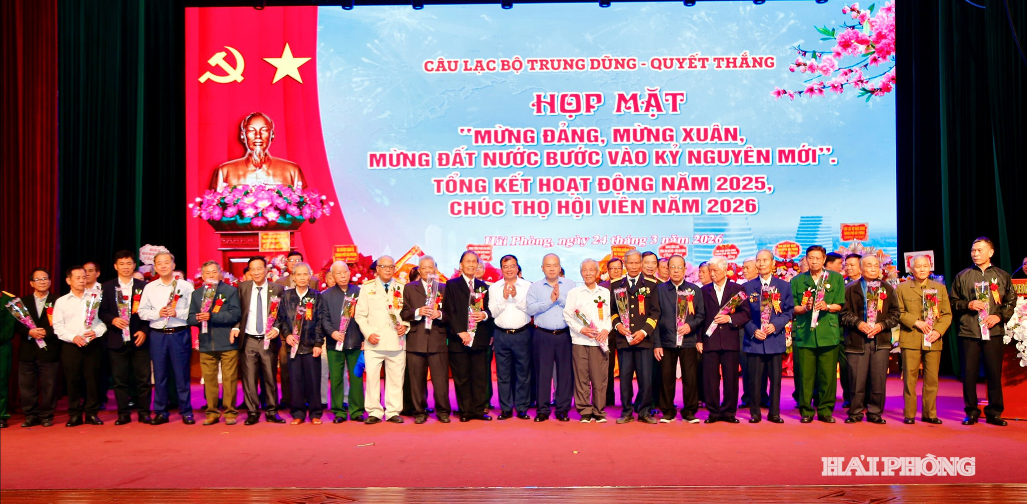 Các đồng chí: Đỗ Thành Trung, Phó bí thư Thành ủy; Nguyễn Minh Hùng, Phó chủ tịch UBND thành phố tặng hoa chúc thọ các hội viên Câu lạc bộ Trung Dũng-Quyết Thắng.